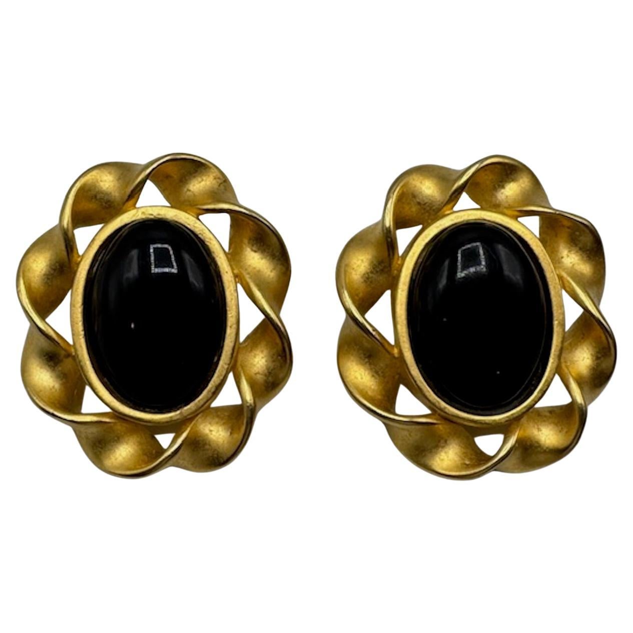 Orecchini a bottone ovali in resina nera e bordo a tortiglione in oro satinato di Karl Lagerfeld degli anni '80 in vendita