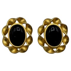 Orecchini a bottone ovali in resina nera e bordo a tortiglione in oro satinato di Karl Lagerfeld degli anni '80