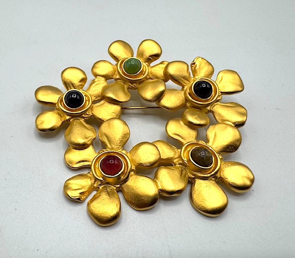 Karl Lagerfeld 1980 oro satinato con spilla floreale con cabochon blu, nero e verde In condizioni buone in vendita a New York, NY