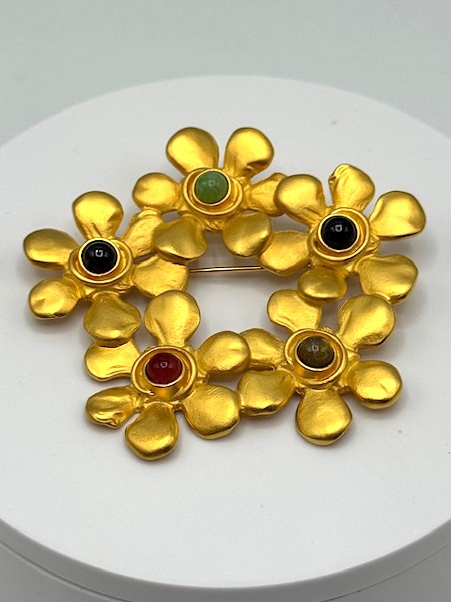 da uomo o donna Karl Lagerfeld 1980 oro satinato con spilla floreale con cabochon blu, nero e verde in vendita
