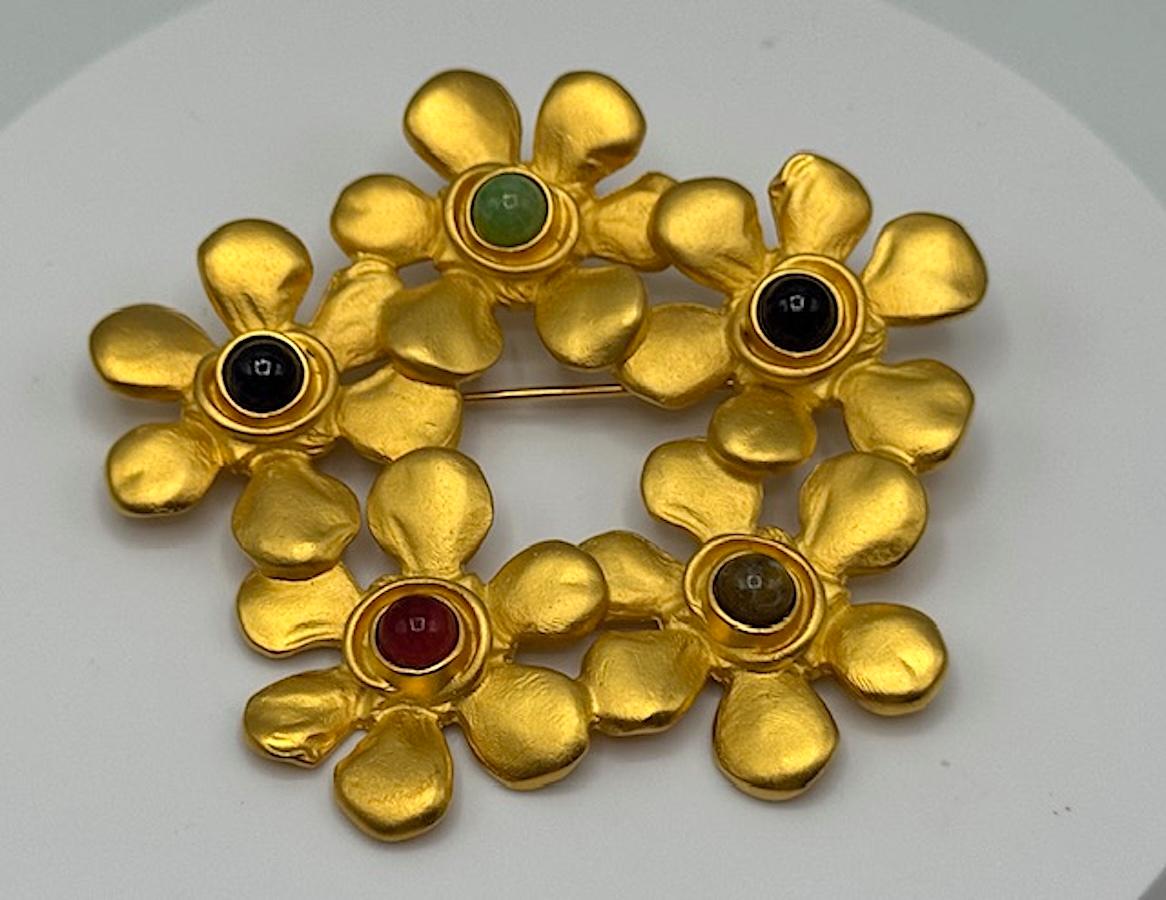 Karl Lagerfeld 1980 oro satinato con spilla floreale con cabochon blu, nero e verde in vendita 1