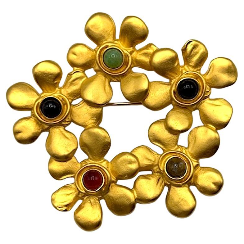 Karl Lagerfeld 1980 oro satinato con spilla floreale con cabochon blu, nero e verde in vendita