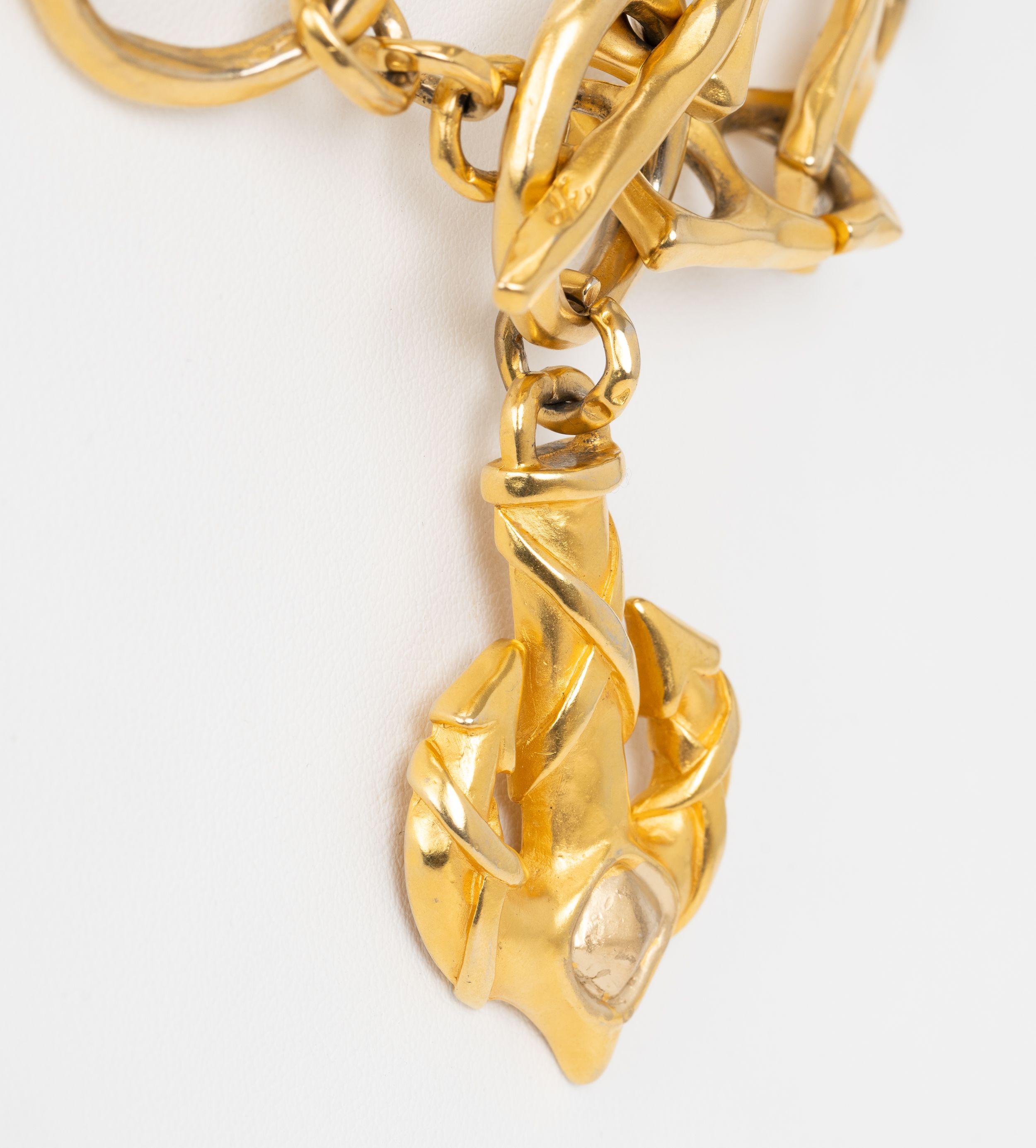 La collana Karl Lagerfeld 80s a doppia catena con ciondolo ad ancora è realizzata in metallo placcato oro e presenta una chiusura ad alamaro. Metallo massiccio con placcatura a 24kt. Viene fornito con una custodia in velluto.