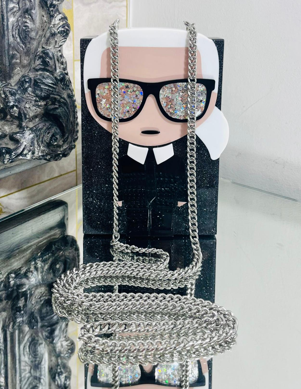 Karl Lagerfeld Acrylic Ikonik Karl Crossbody Bag

Black, rectangular shaped crossbody bag designed with Karl Lagerfeld silhouette.

Featuring silver, glitter sunglasses detail and hinged structure.

Detailed with silver chain shoulder strap and main