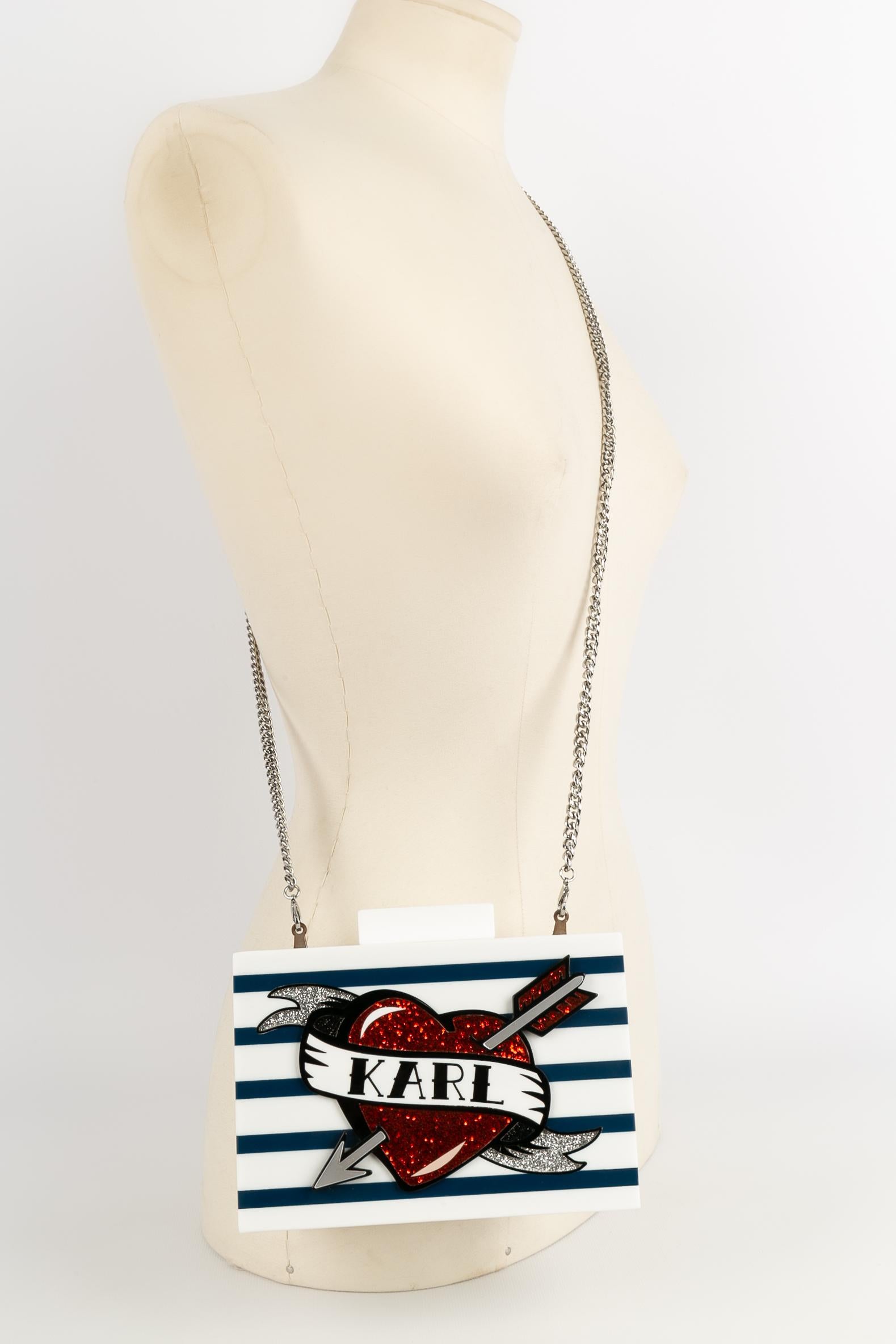 KARL LAGERFELD - Bakelite bag with silver metal attributes.

Condition:
Good condition

Dimensions:
Length: 17.5 cm - Height: 12 cm - Depth: 4.5 cm - Handle: 114



Lagerfeld
Karl Lagerfeld, the German fashion designer, is one of the most emblematic