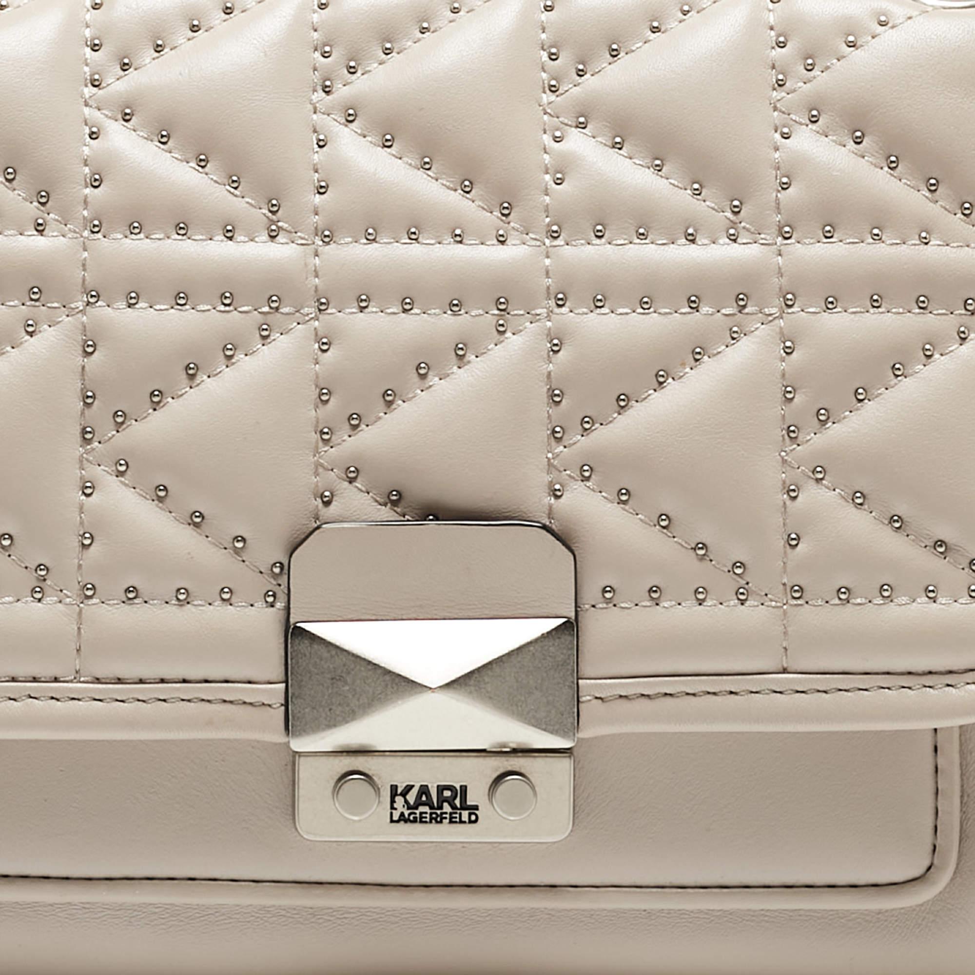De las mujeres Bolso de hombro Karl Lagerfeld de piel acolchada con tachuelas beige en venta