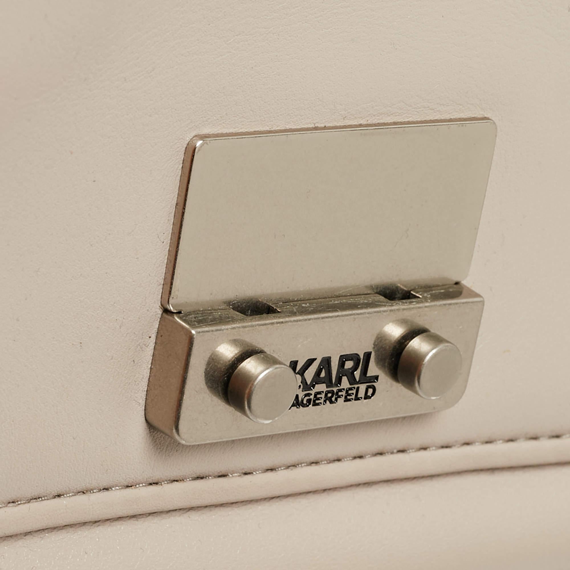 Bolso de hombro Karl Lagerfeld de piel acolchada con tachuelas beige en venta 2