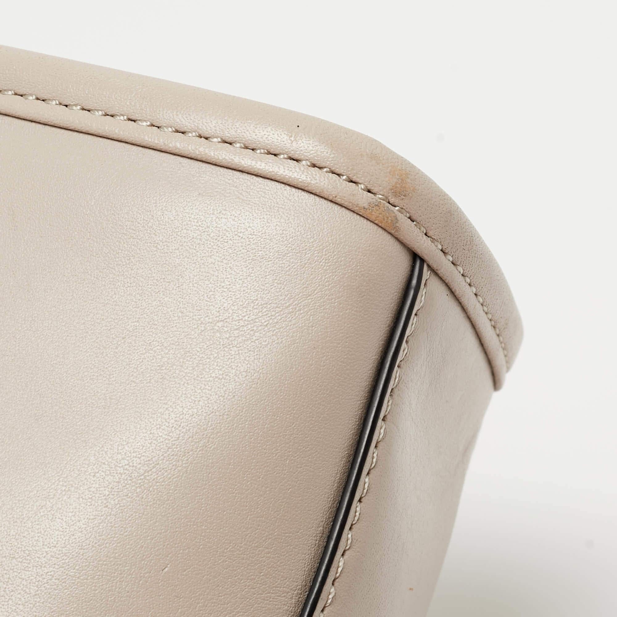 Bolso de hombro Karl Lagerfeld de piel acolchada con tachuelas beige en venta 4