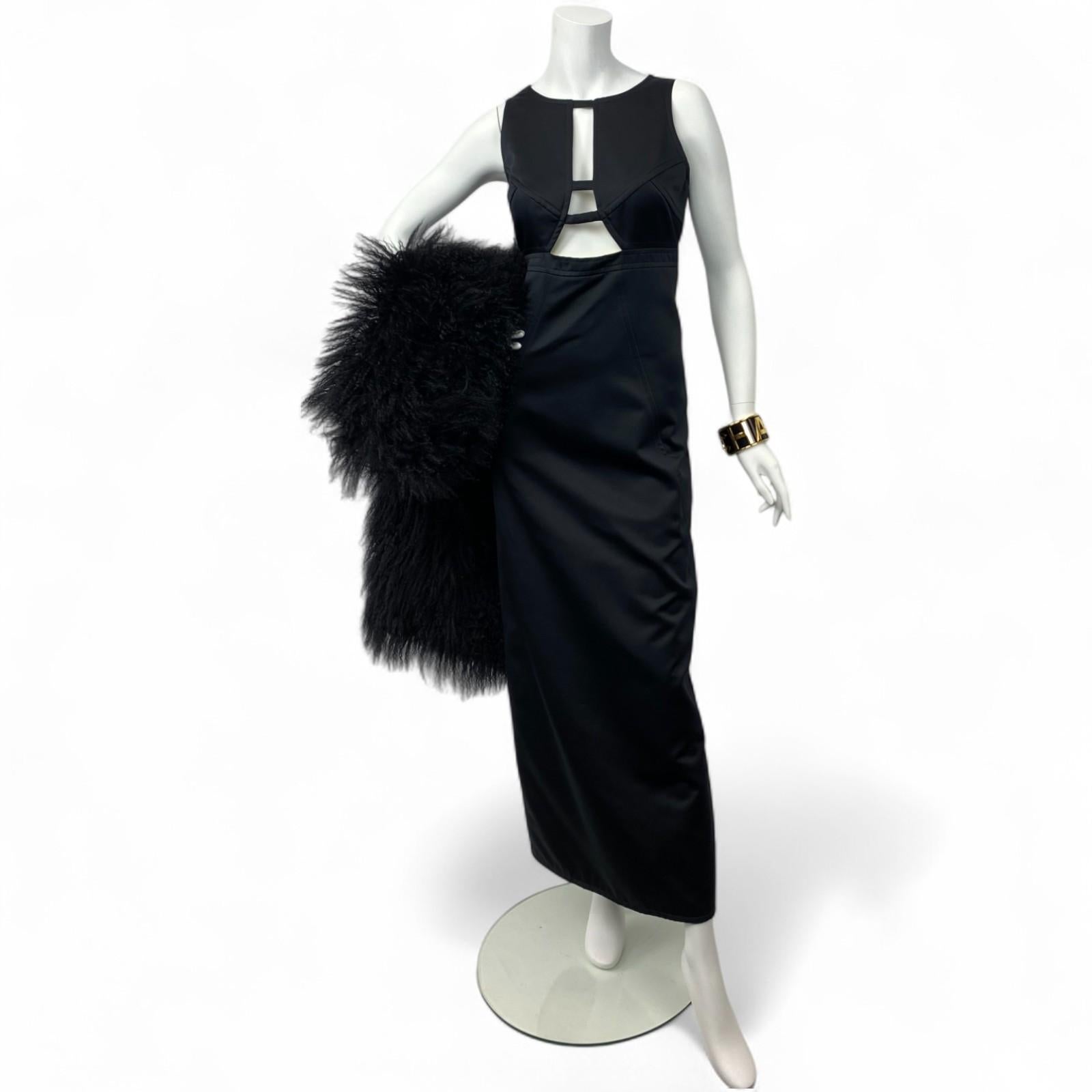 Elegante, moderno e inconfundiblemente Lagerfeld, este vestido negro con recorte es un refinado ejemplo de la aguda sastrería y la sensibilidad arquitectónica del difunto diseñador. Confeccionada en tejido negro estructurado, la silueta es limpia y
