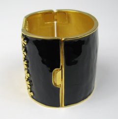 Karl Lagerfeld Bracelet corset en or et émail noir  1990's