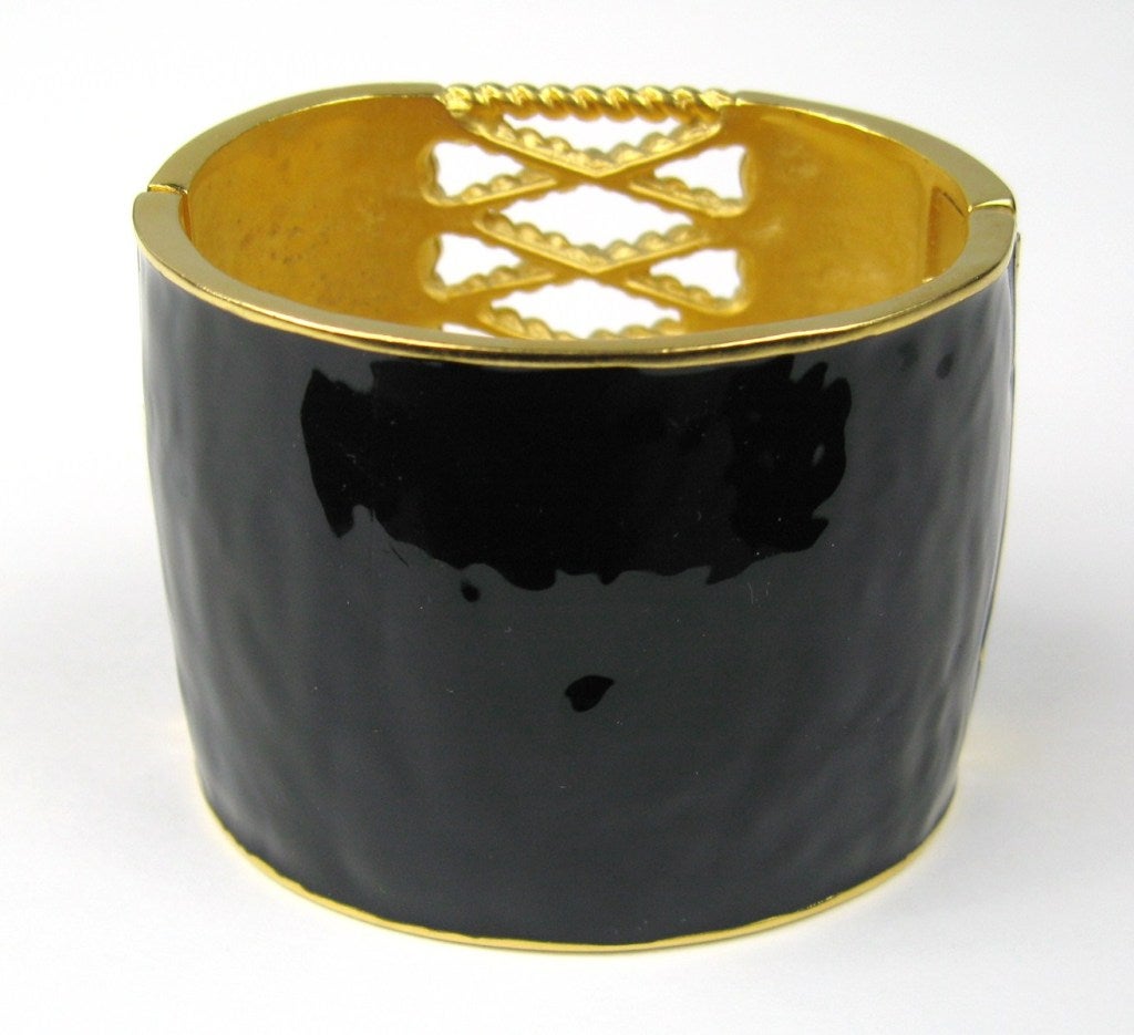 Karl Lagerfeld Bracelet corset en or et émail noir  1990's  Pour femmes en vente