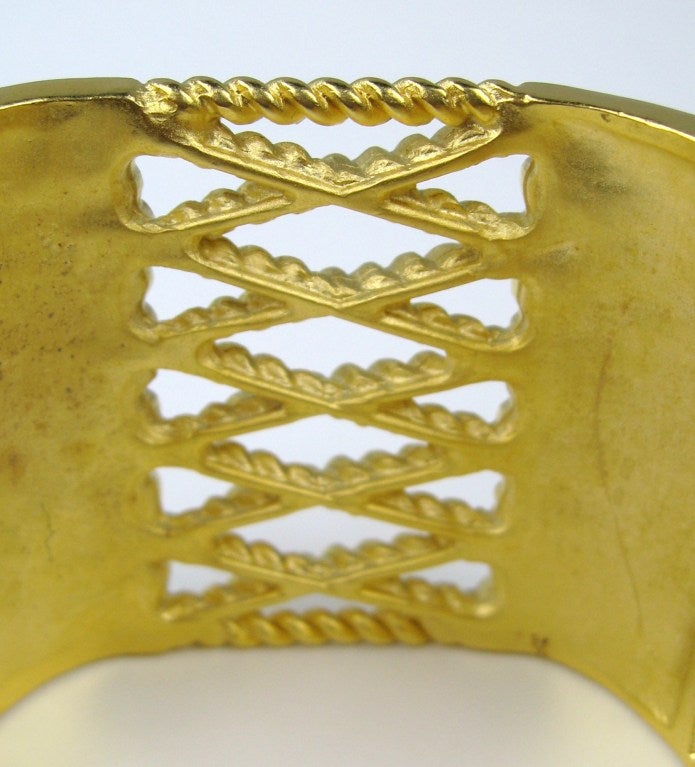 Karl Lagerfeld Korsett-Armband aus schwarzer Emaille und Gold  1990's im Angebot 2