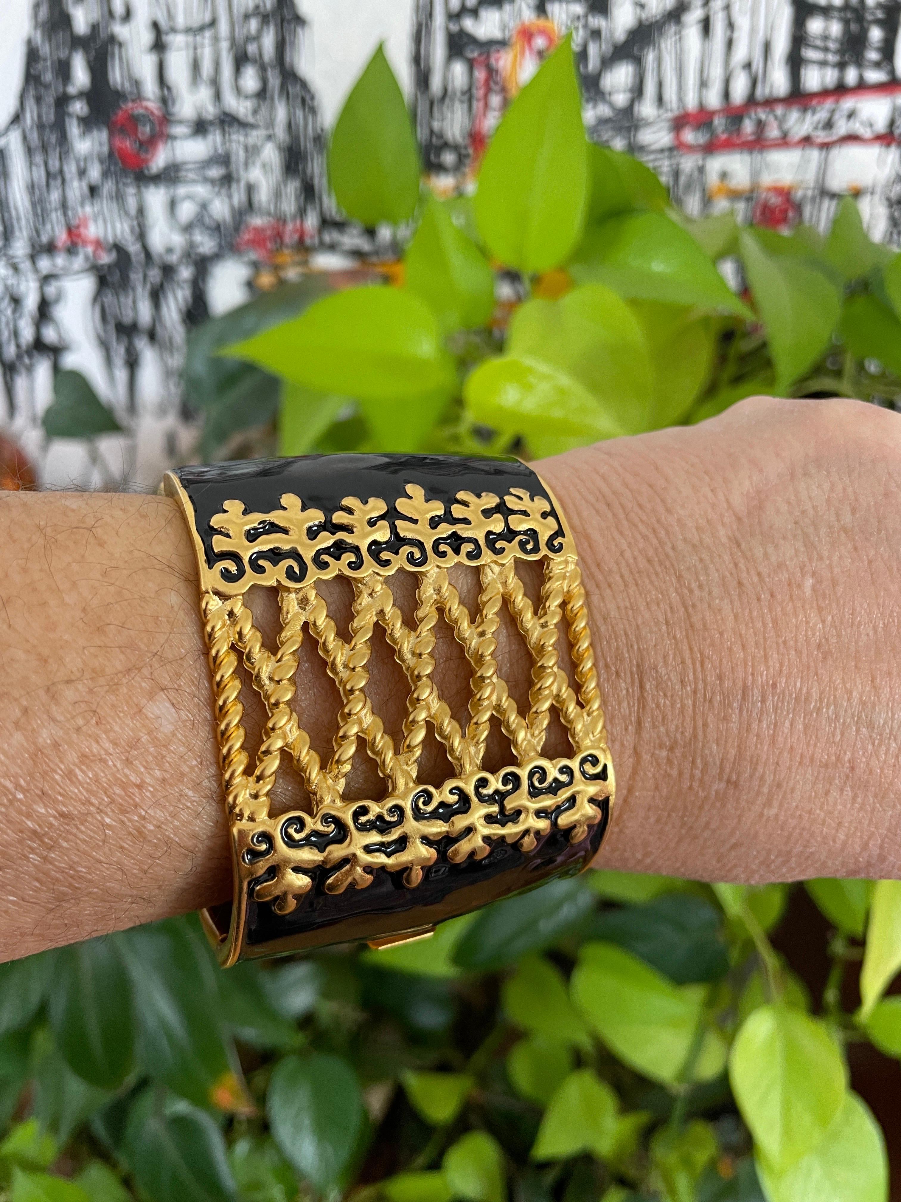 Karl Lagerfeld Korsett-Armband aus schwarzer Emaille und Gold  1990's im Angebot 4