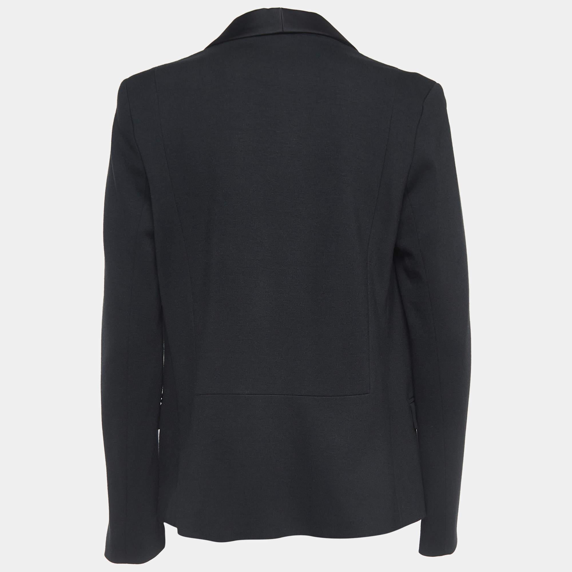 Questo blazer vi dona classe e lusso quando lo indossate. Le maniche lunghe e i dettagli classici conferiscono una finitura formale e raffinata.