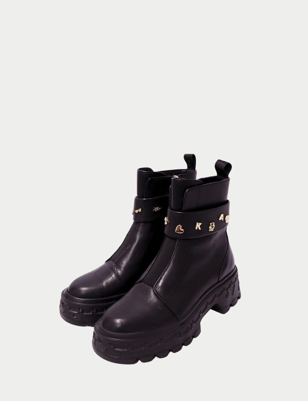 Karl Lagerfeld - Bottes en cuir noir avec charms dorés

Ces bottes en cuir noir Karl Lagerfeld sont conçues pour les femmes à la pointe de la mode qui aiment l'élégance. Ces bottes sont dotées d'un cuir lisse de première qualité, d'empiècements