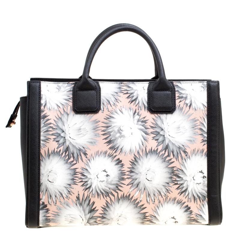 Look refined and upscale in this Karl Lagerfeld bag. Crafted in leather, it flaunts a beautiful multicolor print on the front and rear. The quality canvas lined interior and luxurious exterior complement each other well making it a perfect pick of
