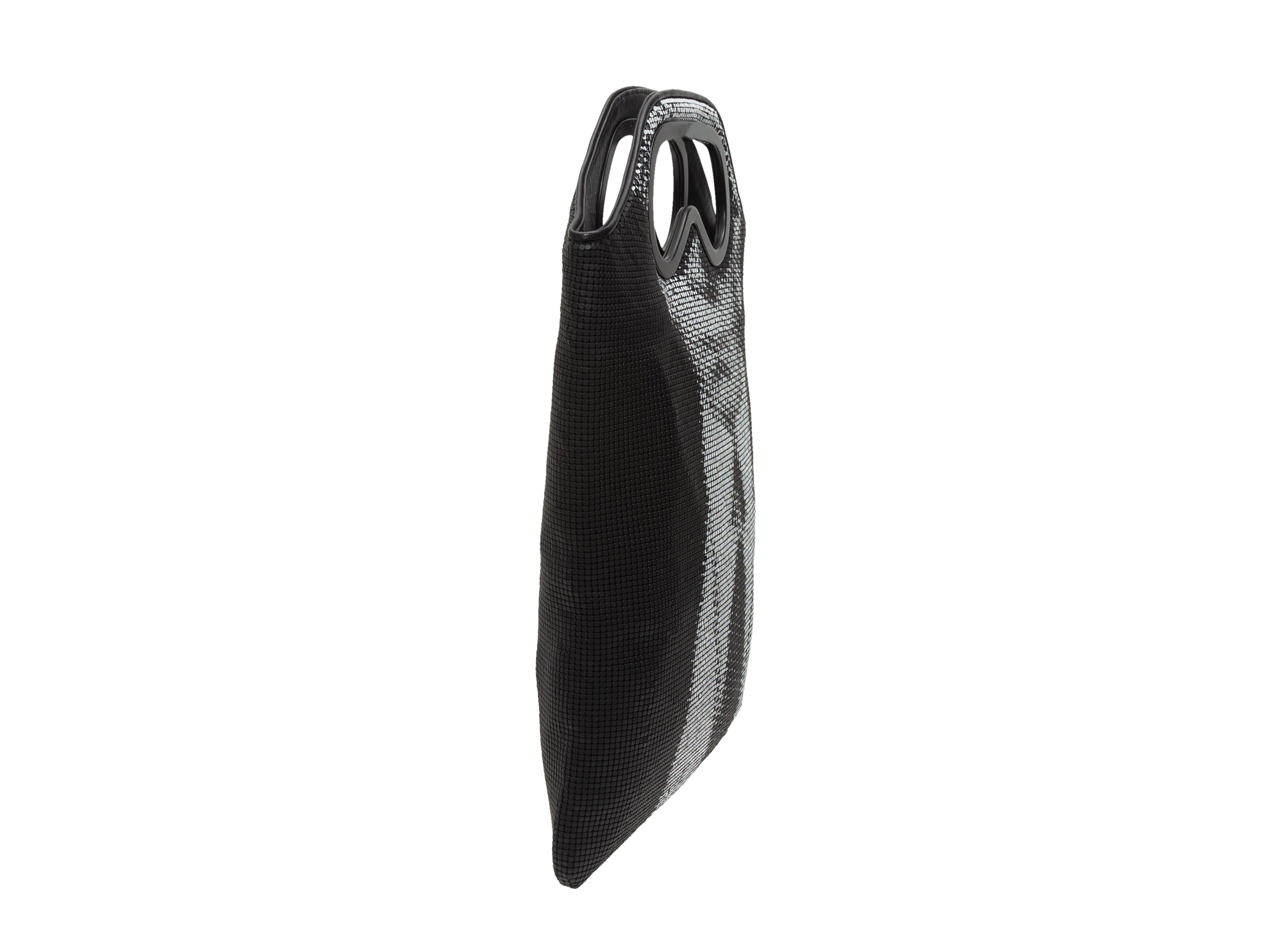 Details zum Produkt: Schwarz-weiße Limited Edition Kettenhemdtasche von Karl Lagerfeld. Gesichtsaufdruck auf der Vorderseite. Zwei Griffe. 14,5