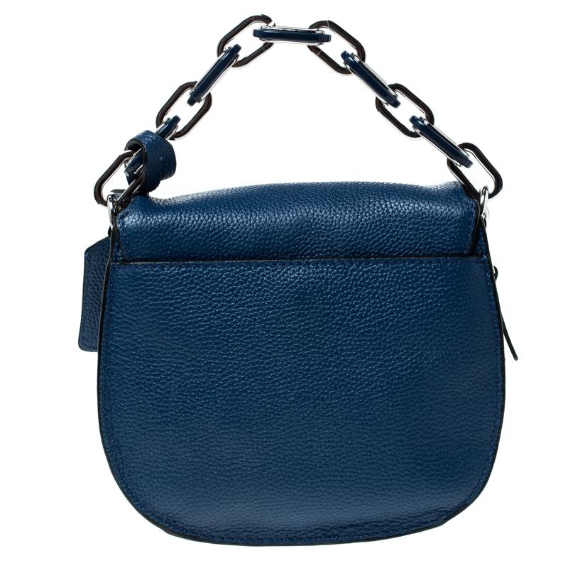 This K shoulder bag by Karl Lagerfeld will ensure you a wonderful look. The meticulously crafted, polished leather body exudes a smart and elegant appeal. It comprises a front flap featuring a zip-around closure. The interior is canvas lined and has