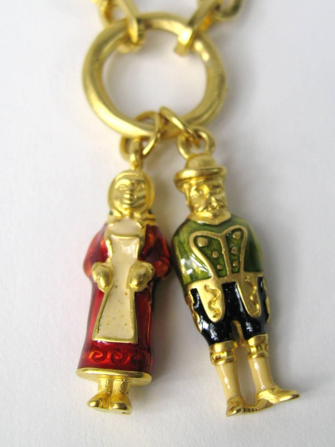 Bracelet Karl Lagerfeld à double maillon représentant un gentleman et une jeune fille. Il mesure 7,5 pouces d'un bout à l'autre. Les charmes mesurent 1,40 pouces de long. Le collier et la broche assortis sont également disponibles sur notre site. Il