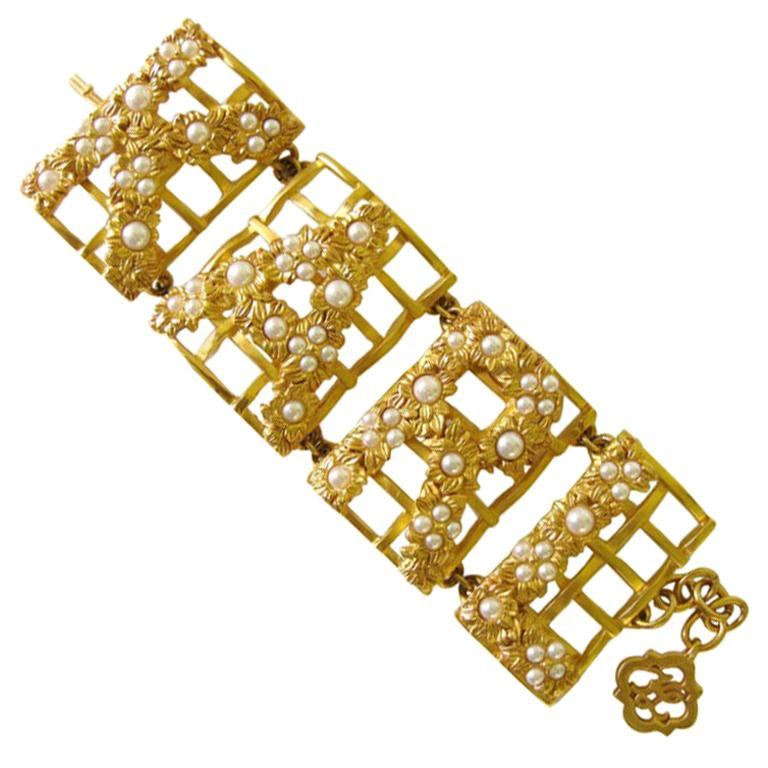  Karl Lagerfeld Bracelet "KARL" Gold Gilt Pearl,  New Never worn 