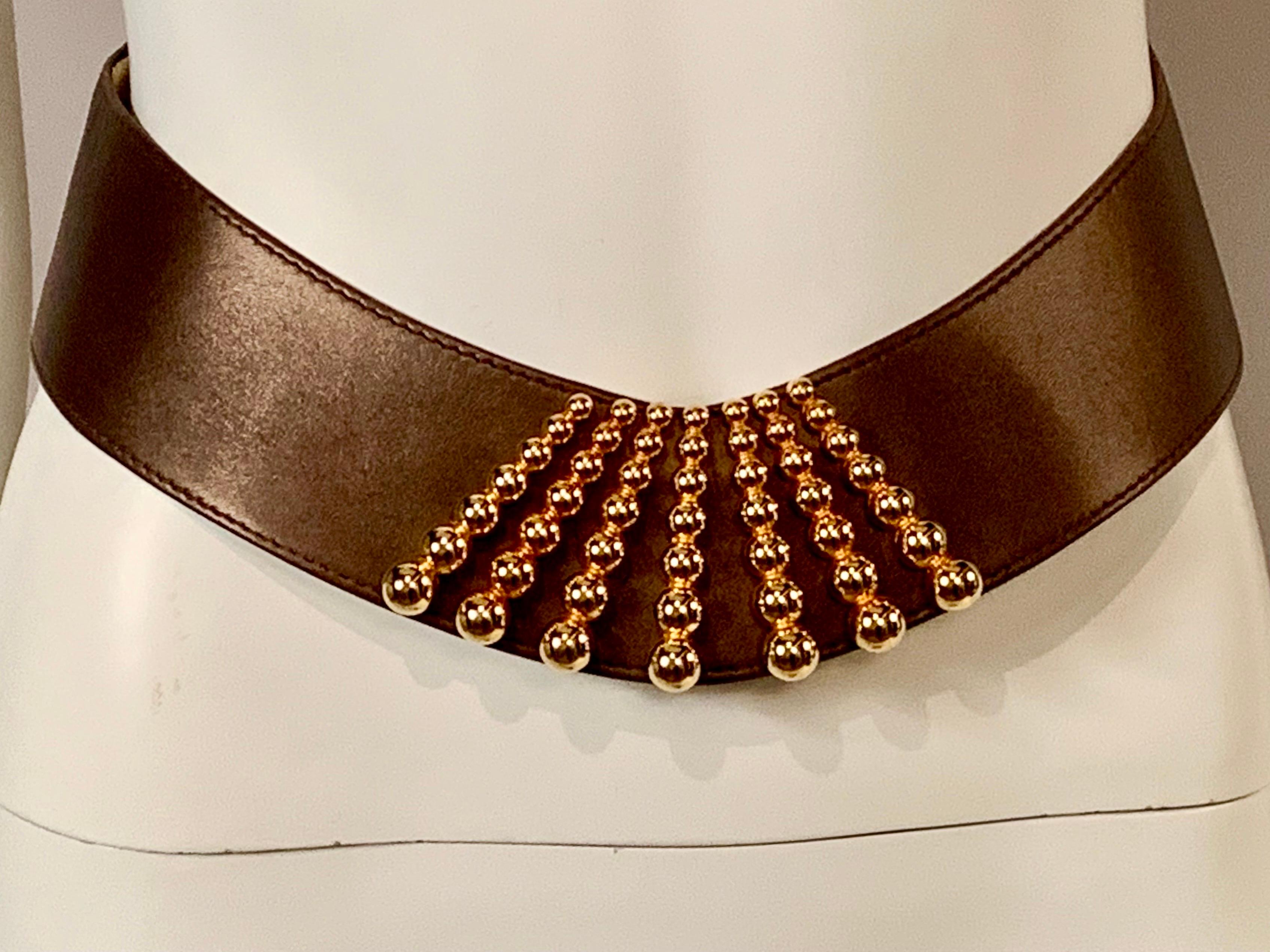 Cette ceinture spectaculaire conçue par Karl Lagerfeld est fabriquée en trois sections pour créer un devant bas et incurvé, avec des rangées de perles dorées graduées au centre du devant. Les autres sections de la ceinture sont coupées droites et