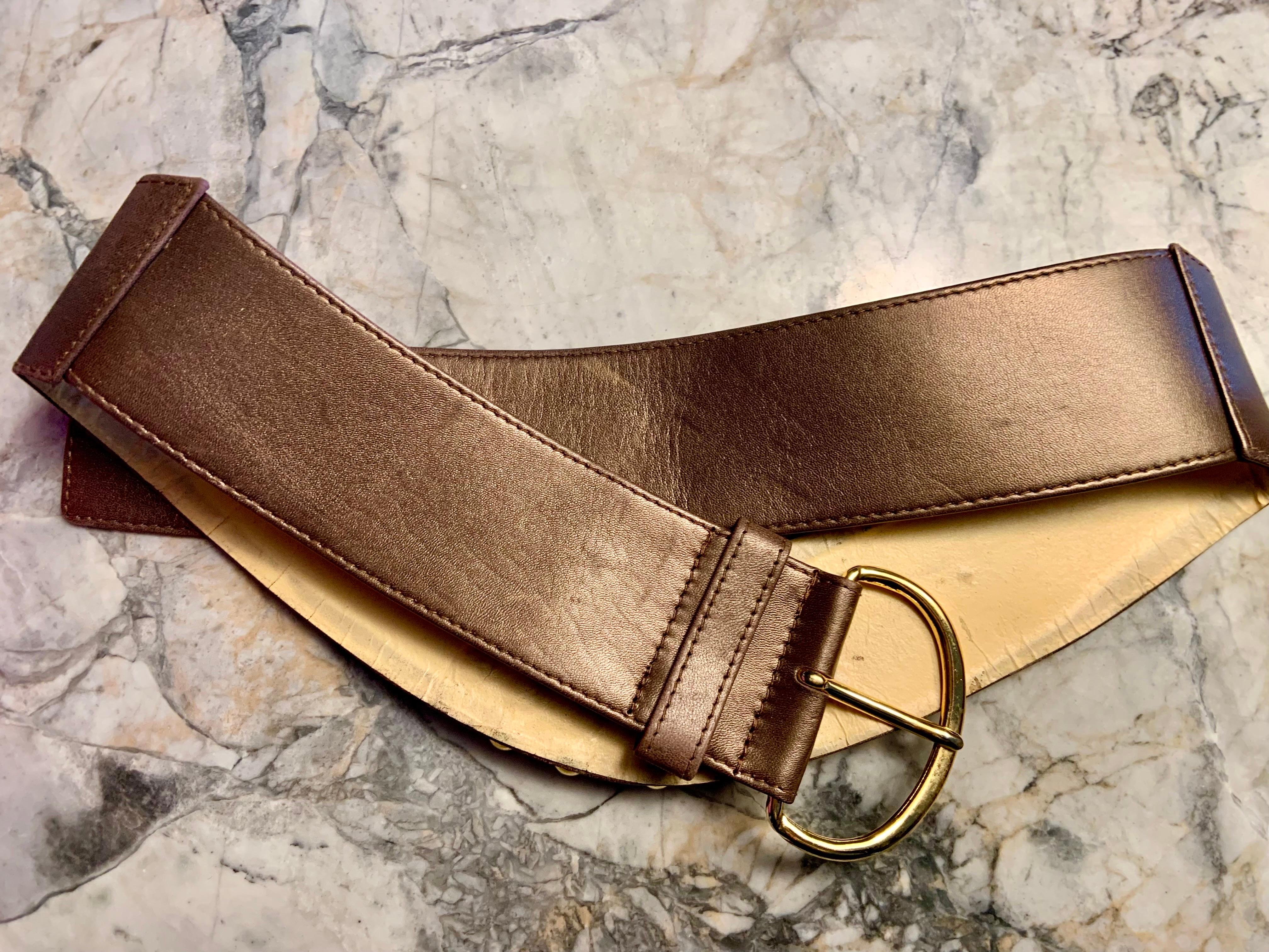 Karl Lagerfeld - Ceinture en cuir bronze, décorée de perles dorées en vente 1