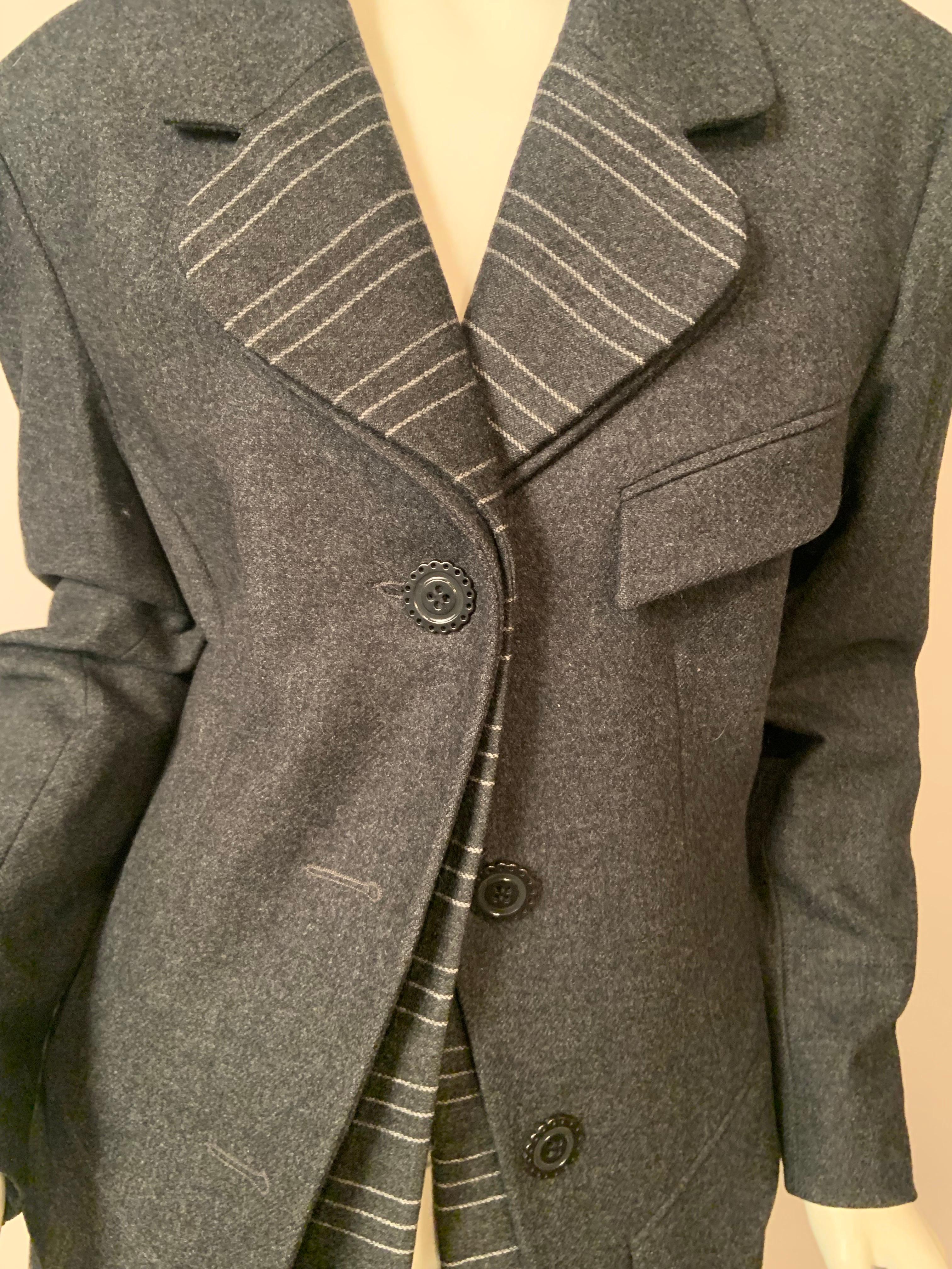 Karl Lagerfeld entwarf diese sehr interessante Jacke aus anthrazitfarbener Wolle und anthrazit-weißem Nadelstreifenmuster. Ich denke, die Inspiration für das Design stammt von einer edwardianischen Herrenjacke oder aus der Welt des Reitsports. Der