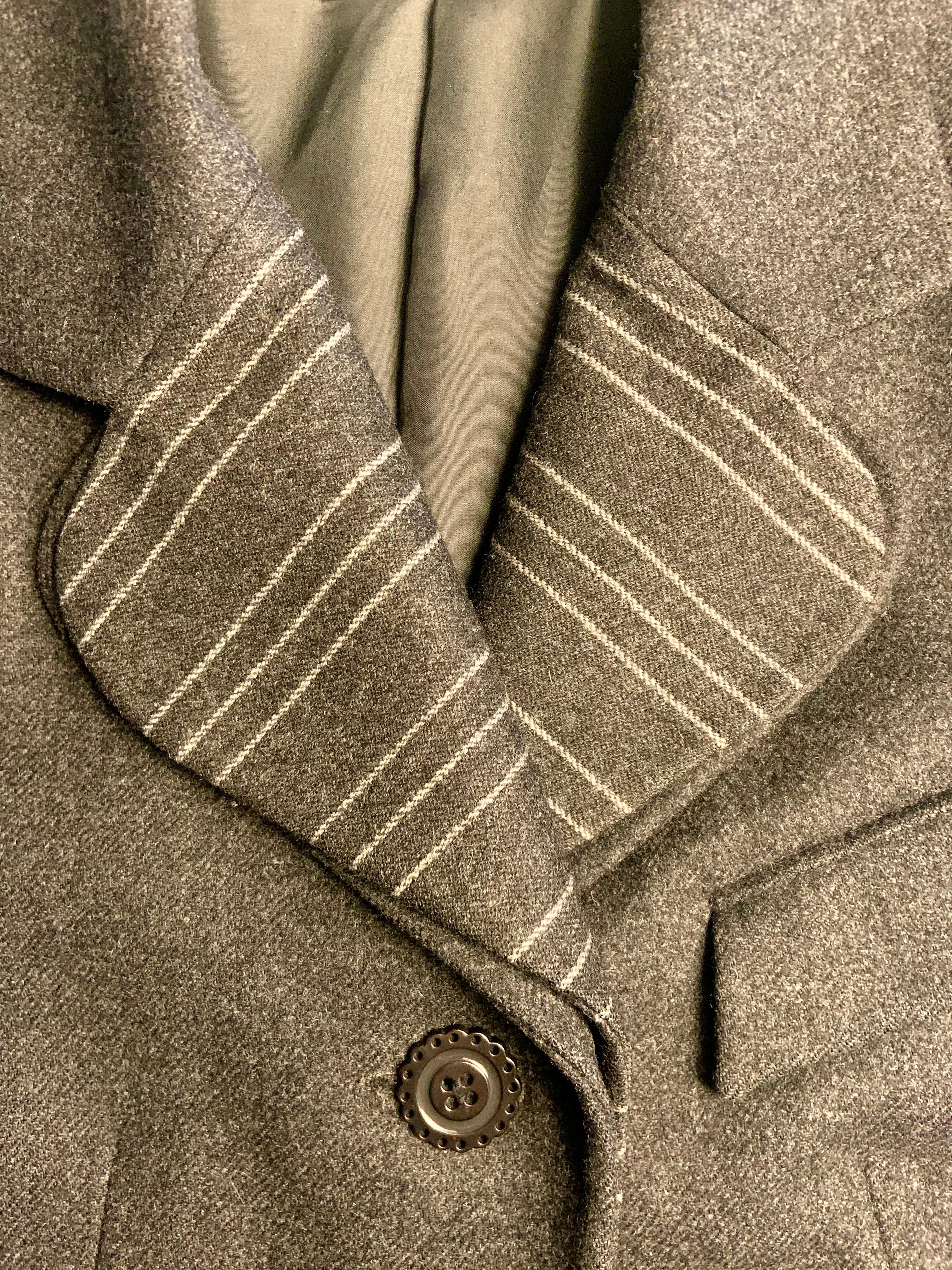 Karl Lagerfeld Anthrazitgraue Wolljacke mit gestreiften Wollakzenten im Zustand „Hervorragend“ im Angebot in New Hope, PA