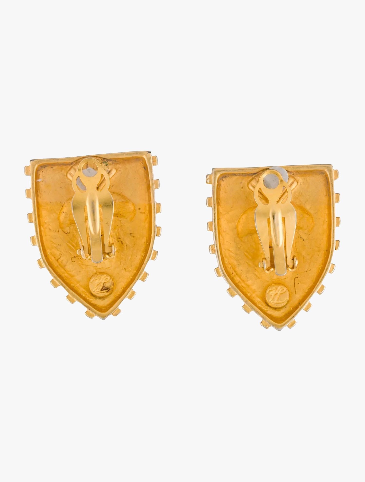 Karl Lagerfeld crystal shield gold-plated clip-on earrings
Length: 1.5″ / 3,8 cm

Width: 1.25″ / 3 cm

Marks: designer signature

Condition – very good, minor wear throughout metal

........Additional information ........

- Photo might be slightly