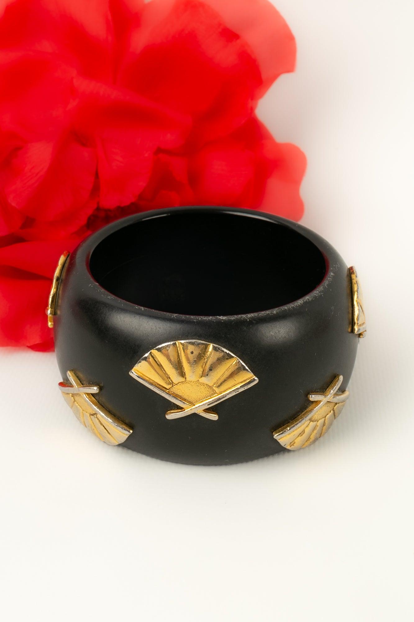 Bracciale Karl Lagerfeld in bachelite beige ornato da ventagli in vendita 3