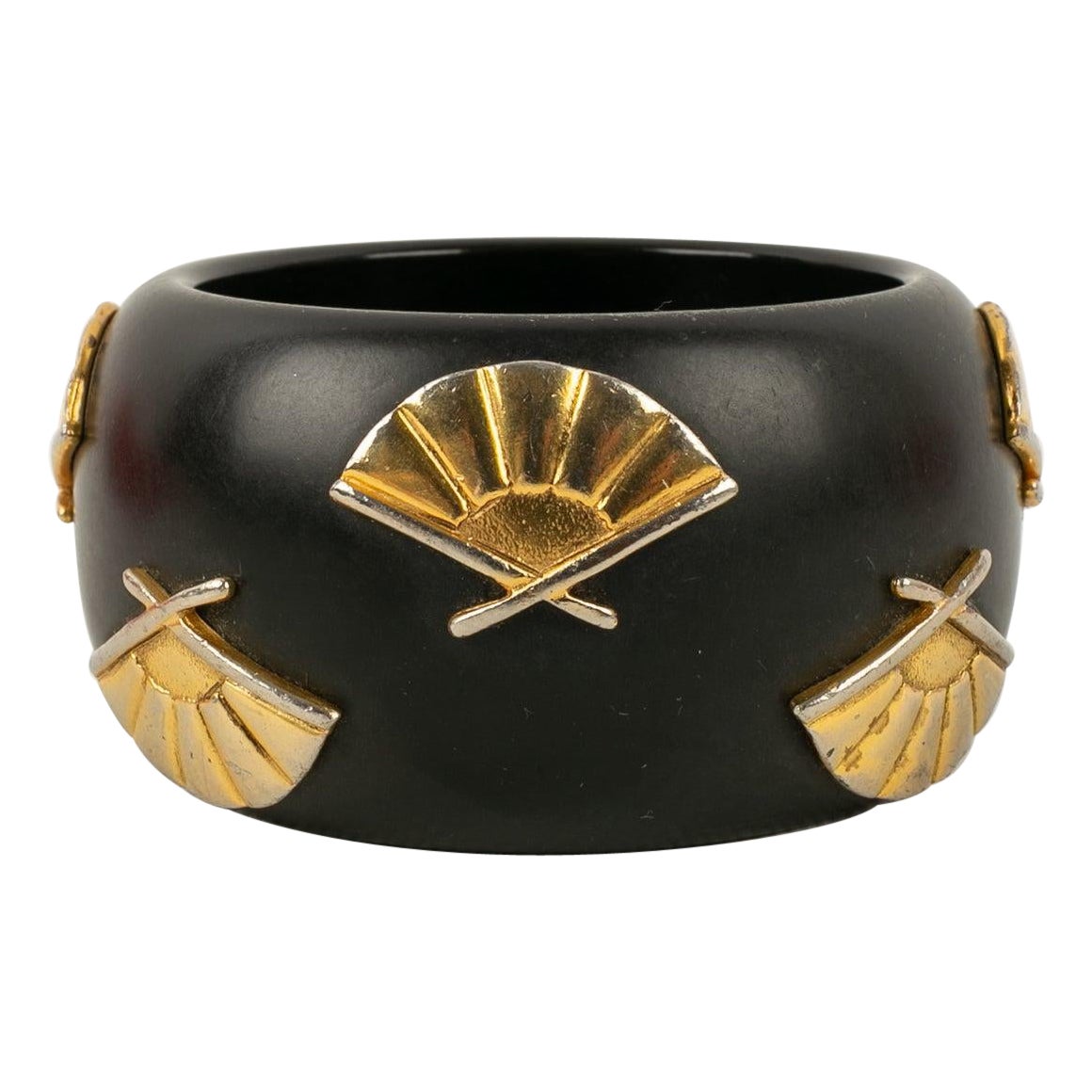 Karl Lagerfeld Manschettenarmband aus beigem Bakelit in Beige, verziert mit Fächern