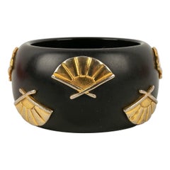 Karl Lagerfeld Manschettenarmband aus beigem Bakelit in Beige, verziert mit Fächern