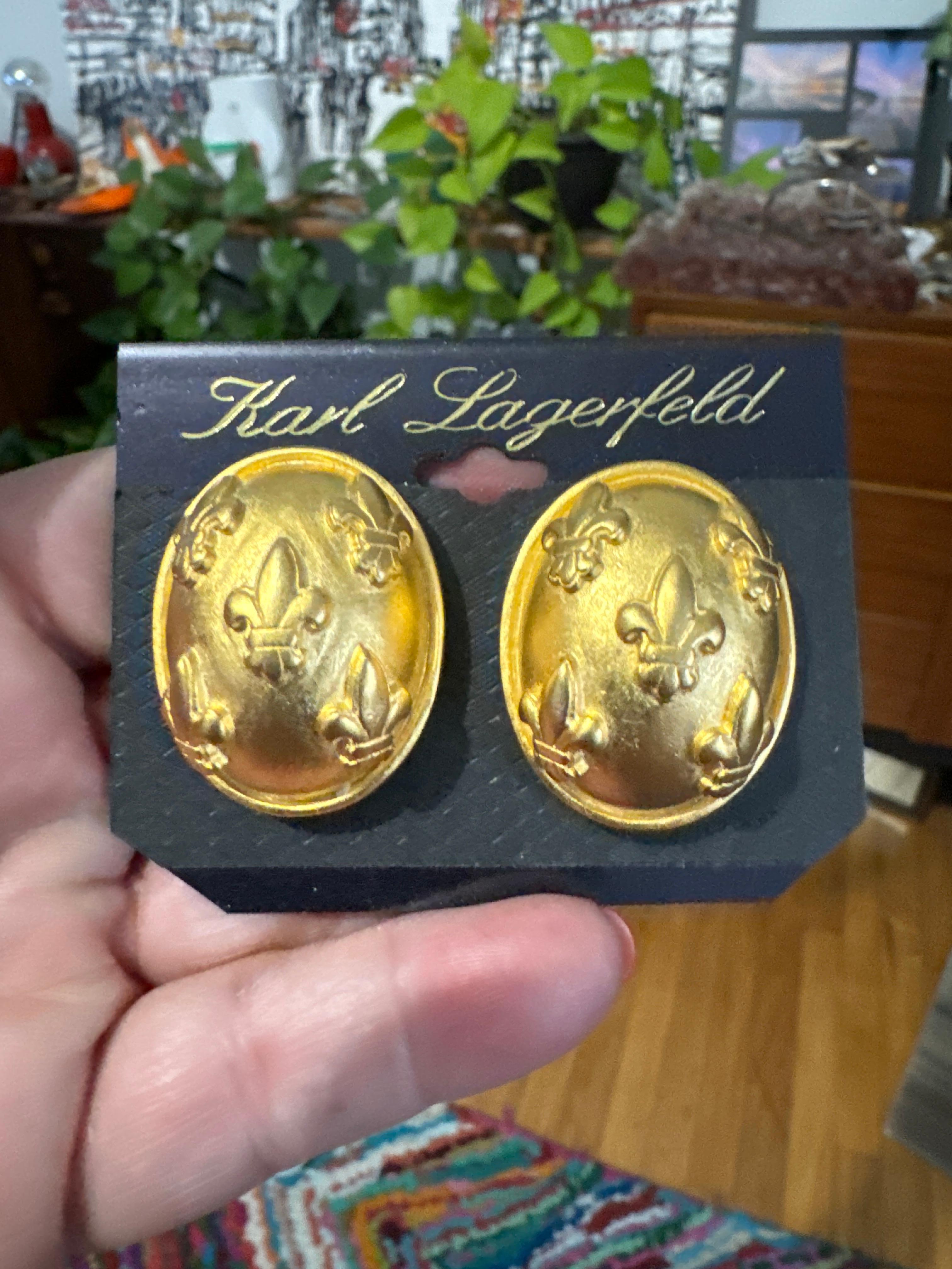 Karl Lagerfeld Boucles d'oreilles Fleur de Lis en or noir et doré  Neuf, jamais porté en vente 2