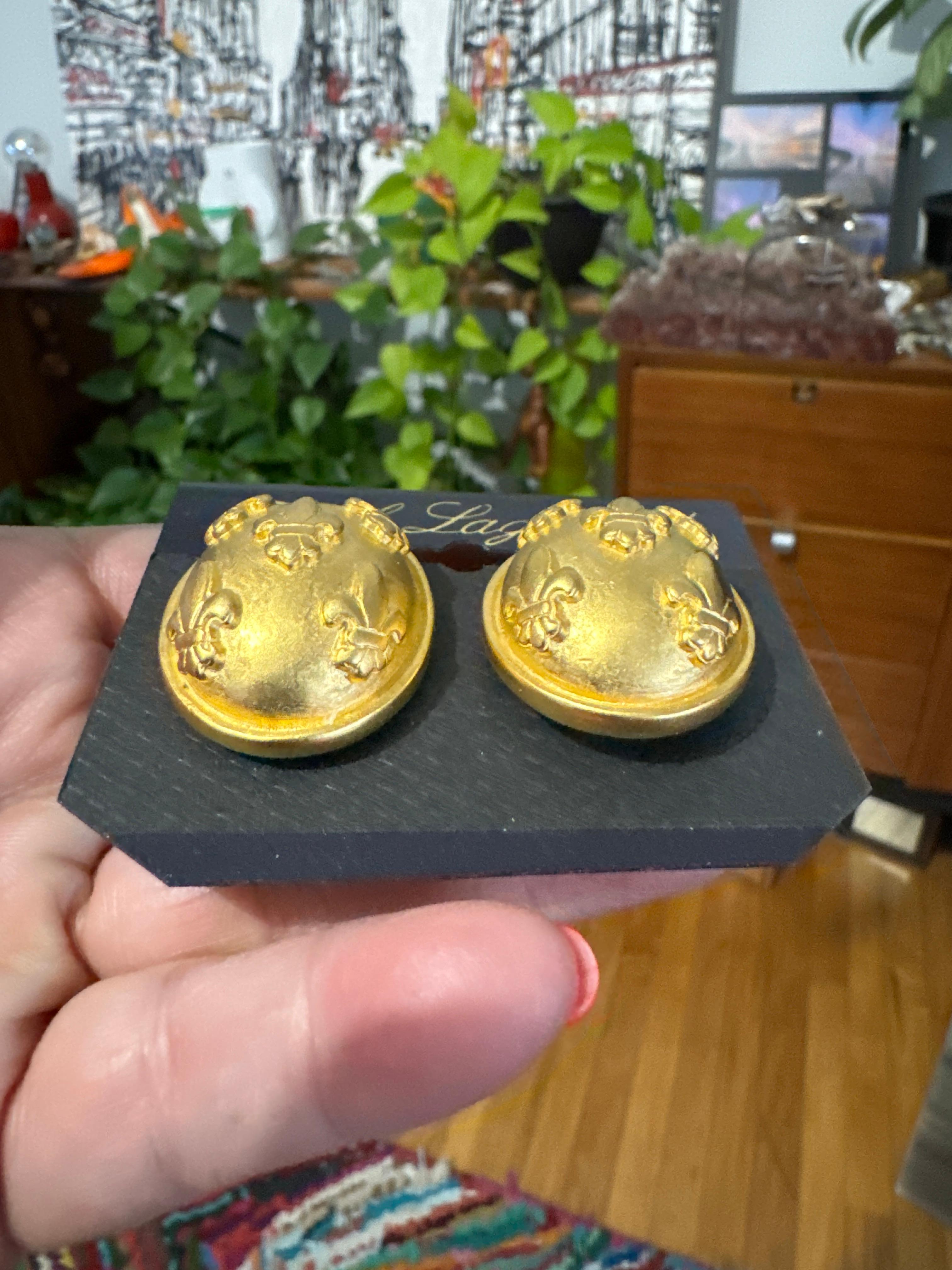 Karl Lagerfeld Boucles d'oreilles Fleur de Lis en or noir et doré  Neuf, jamais porté en vente 3