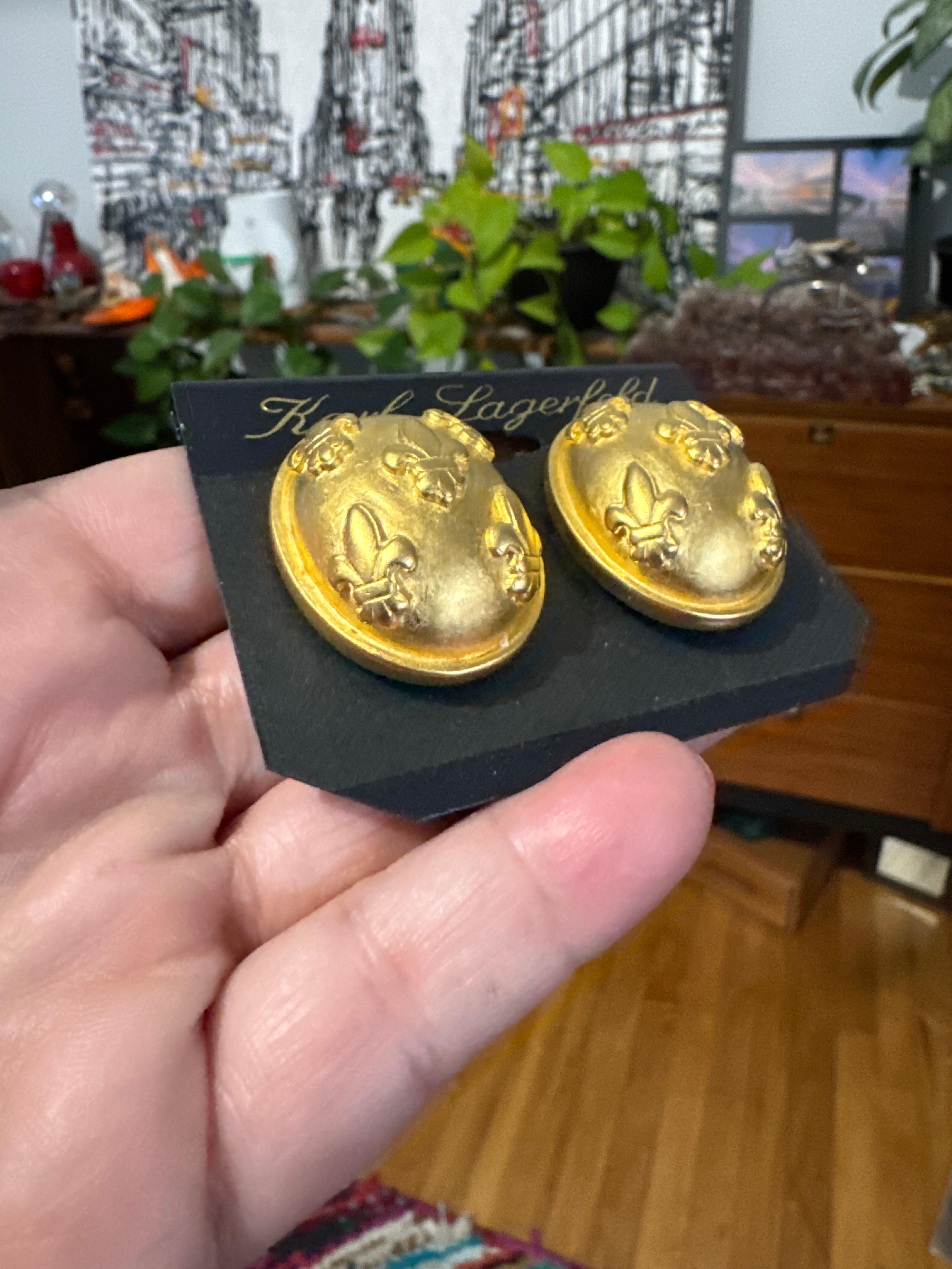 Karl Lagerfeld Boucles d'oreilles Fleur de Lis en or noir et doré  Neuf, jamais porté en vente 4