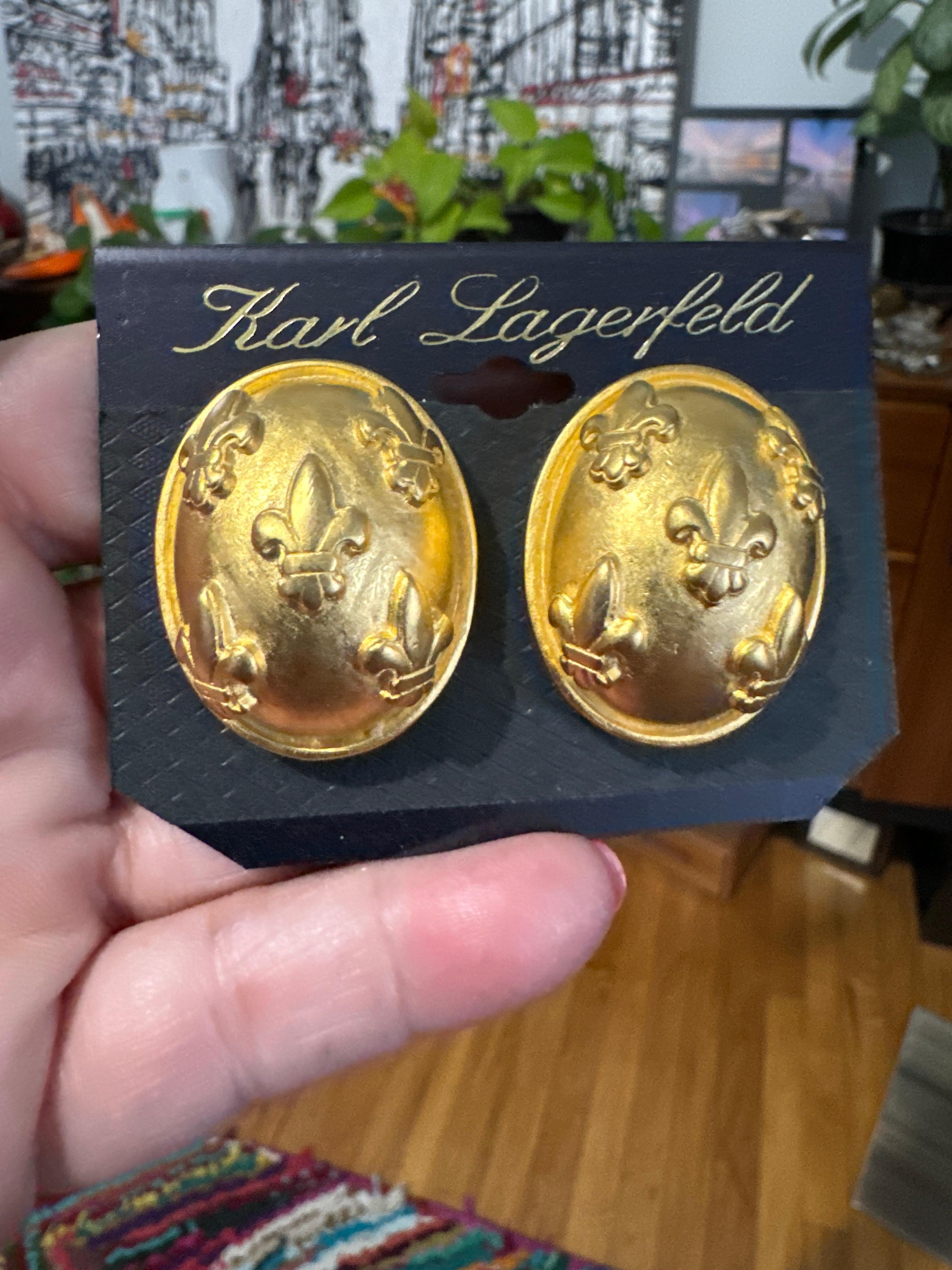 Karl Lagerfeld Boucles d'oreilles Fleur de Lis en or noir et doré  Neuf, jamais porté en vente 5