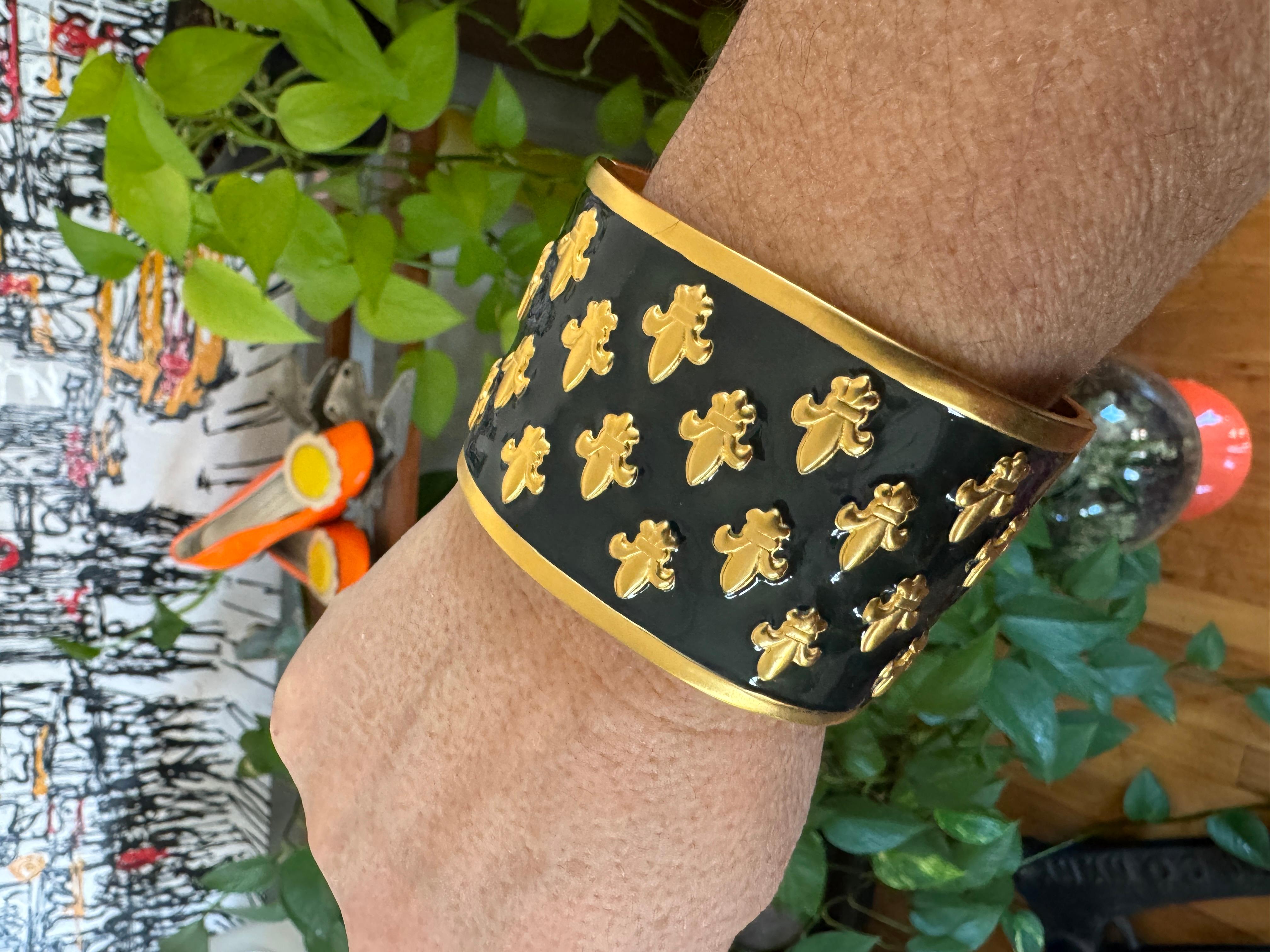 Karl Lagerfeld Smalto-Tonalità oro fleur de lis Massive Bracciale mai indossato anni '90 in vendita 1