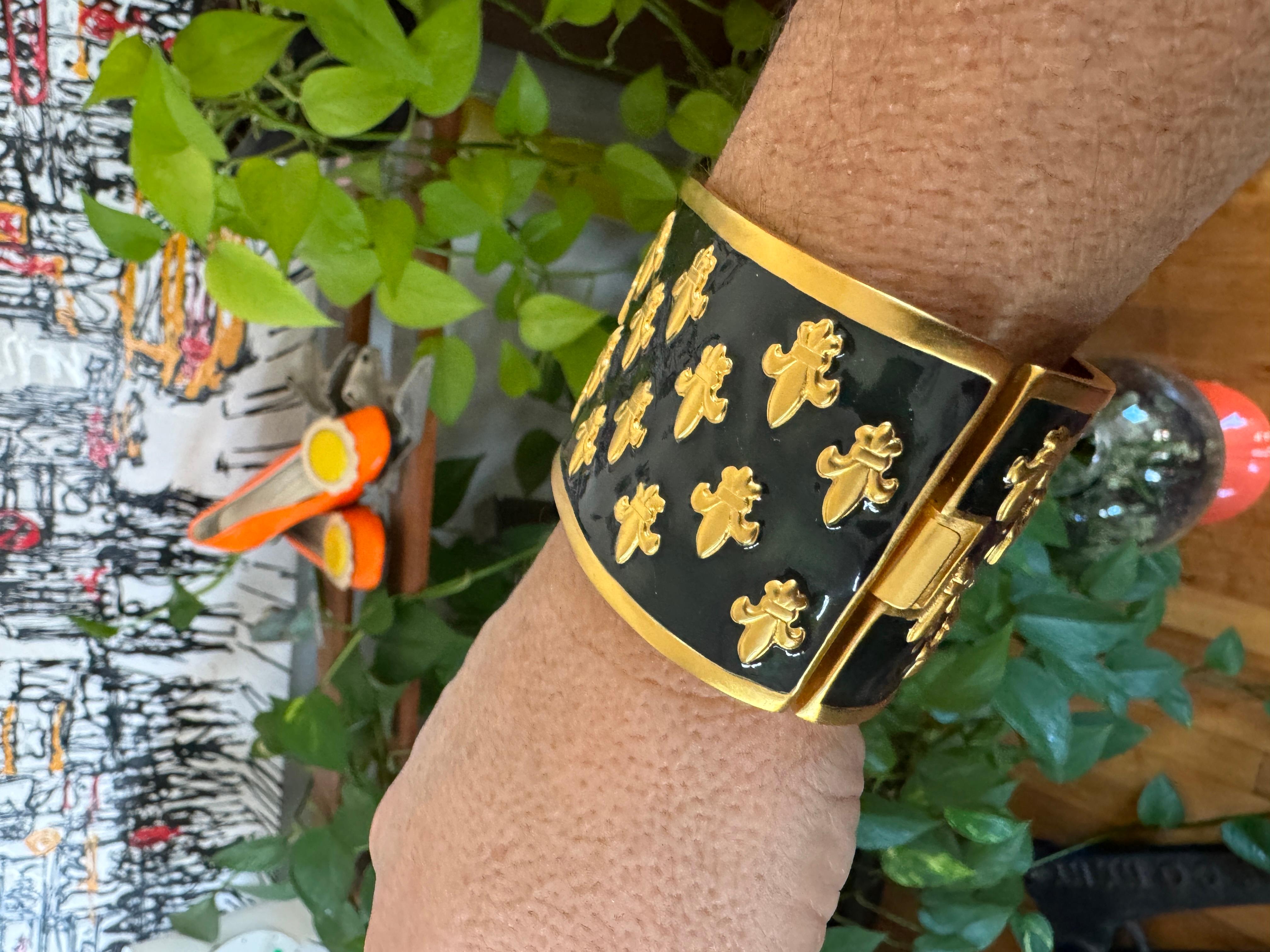 Karl Lagerfeld Smalto-Tonalità oro fleur de lis Massive Bracciale mai indossato anni '90 in vendita 2