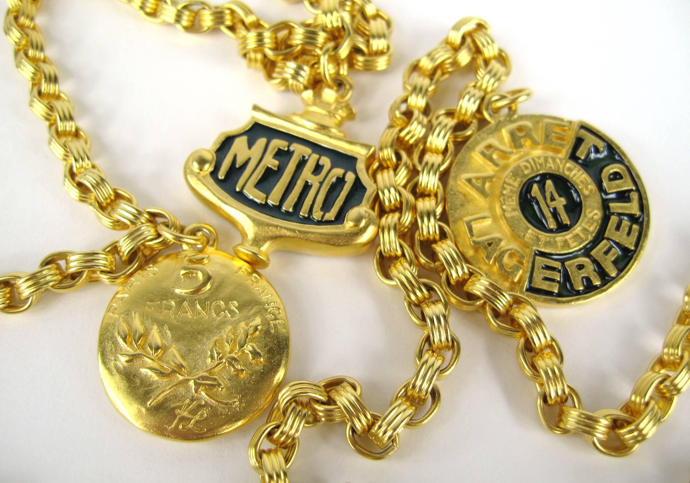 Karl Lagerfeld emaillierte Charm-Halskette 14 Blvd De La Madeleine Neu, nie getragen  im Zustand „Neu“ im Angebot in Wallkill, NY