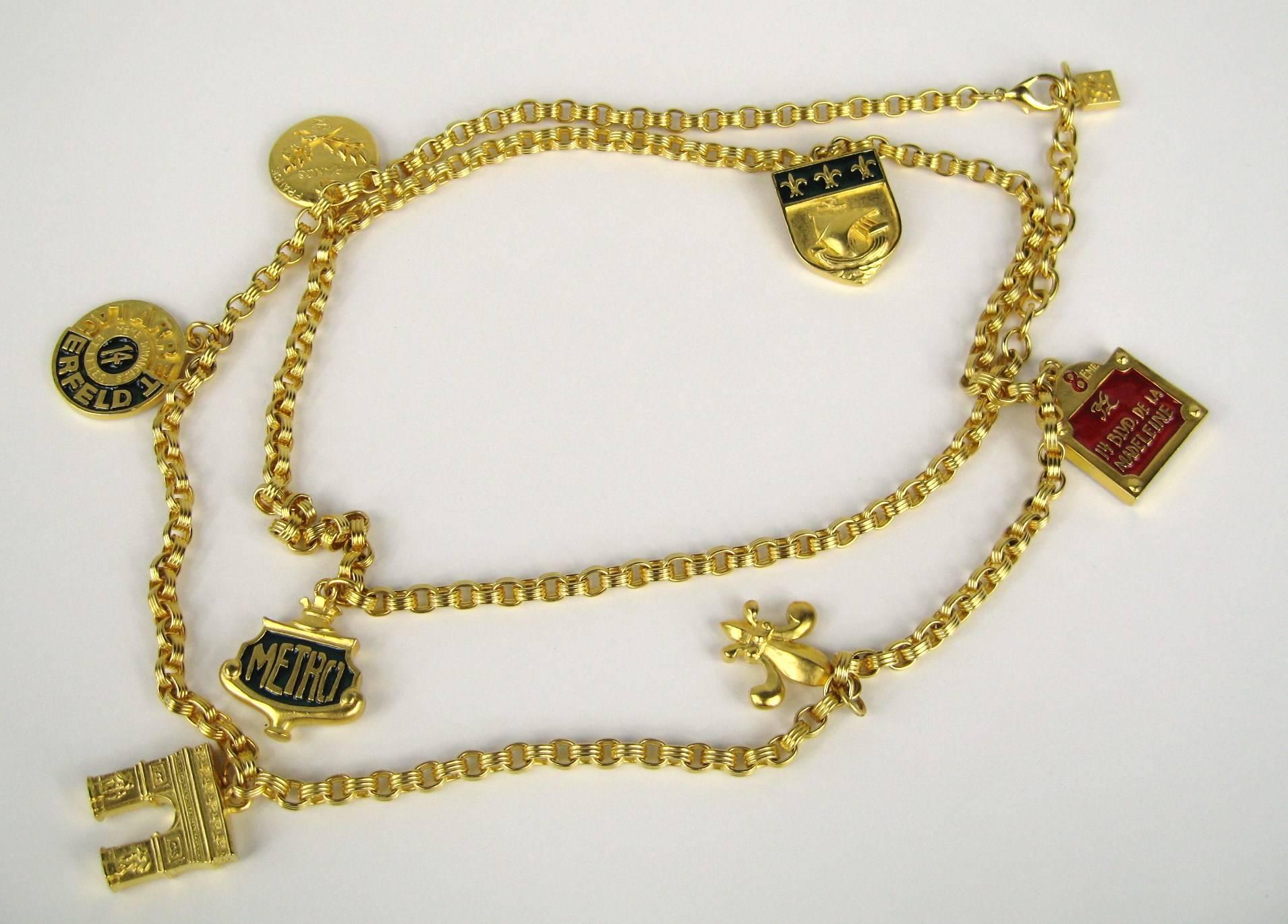 Karl Lagerfeld emaillierte Charm-Halskette 14 Blvd De La Madeleine Neu, nie getragen  im Angebot 1