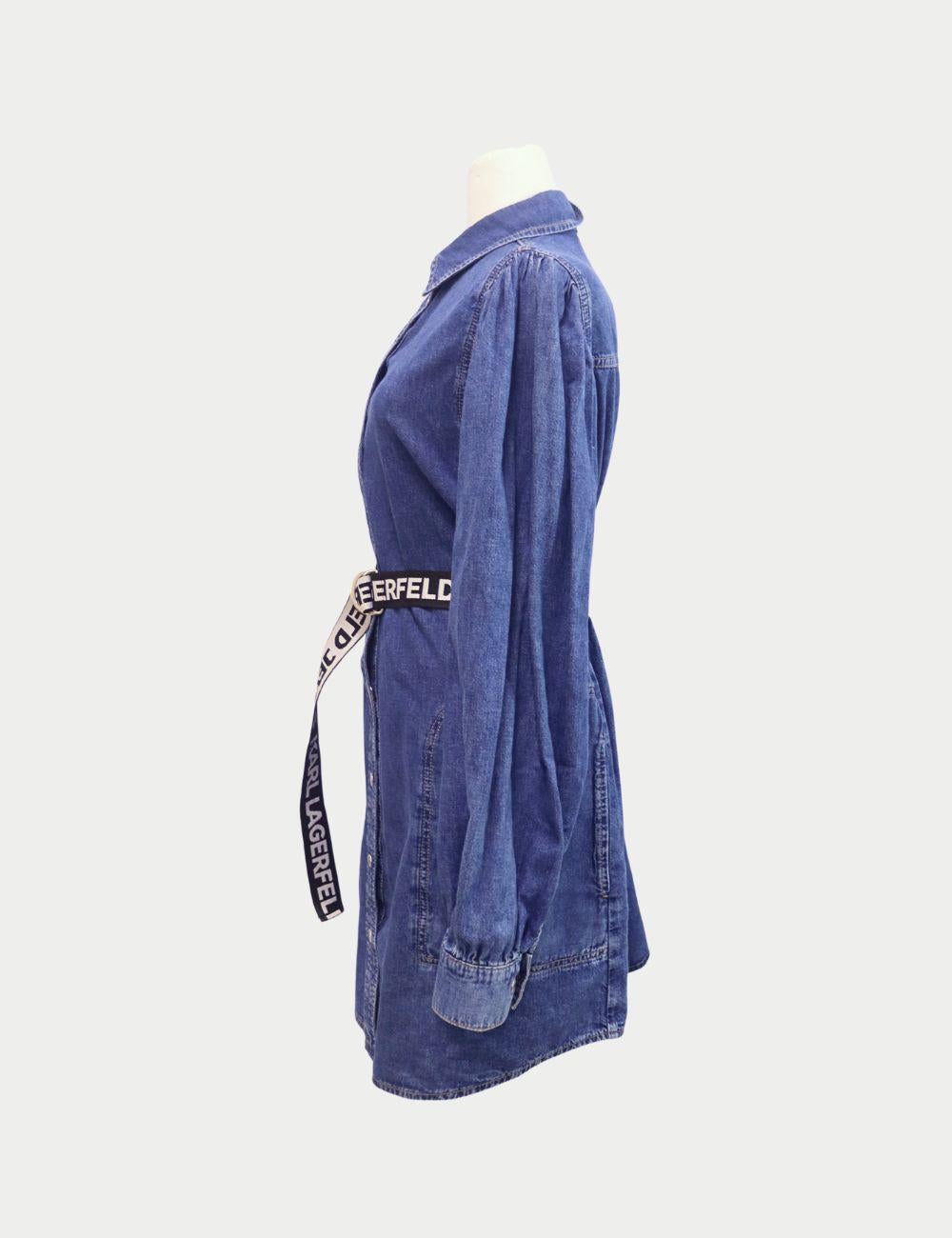 Karl Lagerfeld Jeans Denim Shirt Dress with Logo Belt – Women’s Casual Luxury

Elevate your off-duty style with this Karl Lagerfeld Jeans denim shirt dress, a perfect blend of casual comfort and iconic designer flair. Crafted from premium