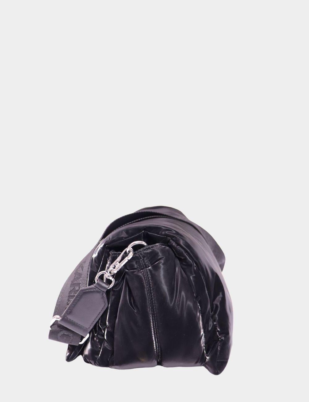 Morbida, elegante e assolutamente cool, la borsa a tracolla con cuscino di Karl Lagerfeld è un'affermazione di design all'avanguardia. Realizzata in velluto nero con una texture imbottita e soffice, questa borsa presenta la firma di Karl ricamata in