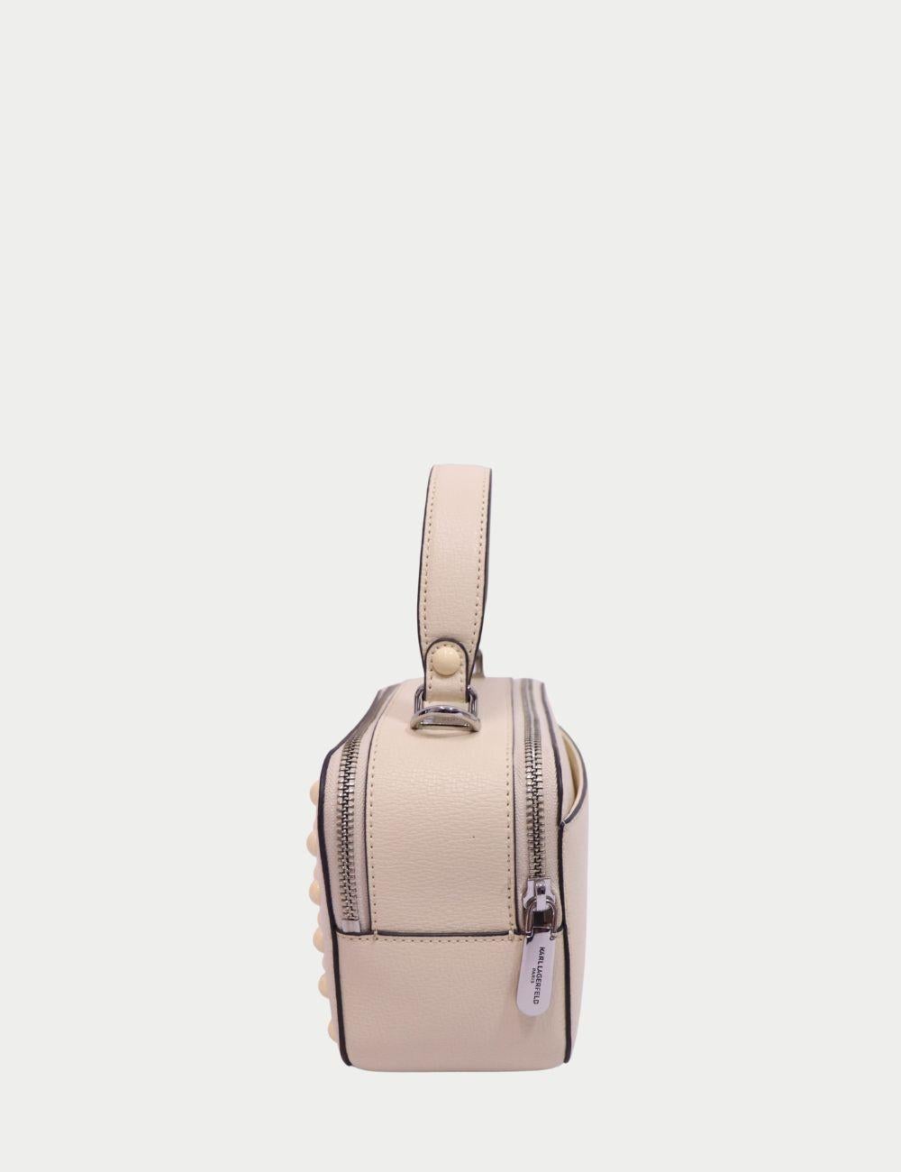 Karl Lagerfeld Borsa a tracolla quadrata con borchie beige

Aggiungi un tocco di glamour al tuo guardaroba con questa borsa quadrata con borchie di Karl Lagerfeld. Progettata in una silhouette strutturata, questa borsa in pelle beige presenta un