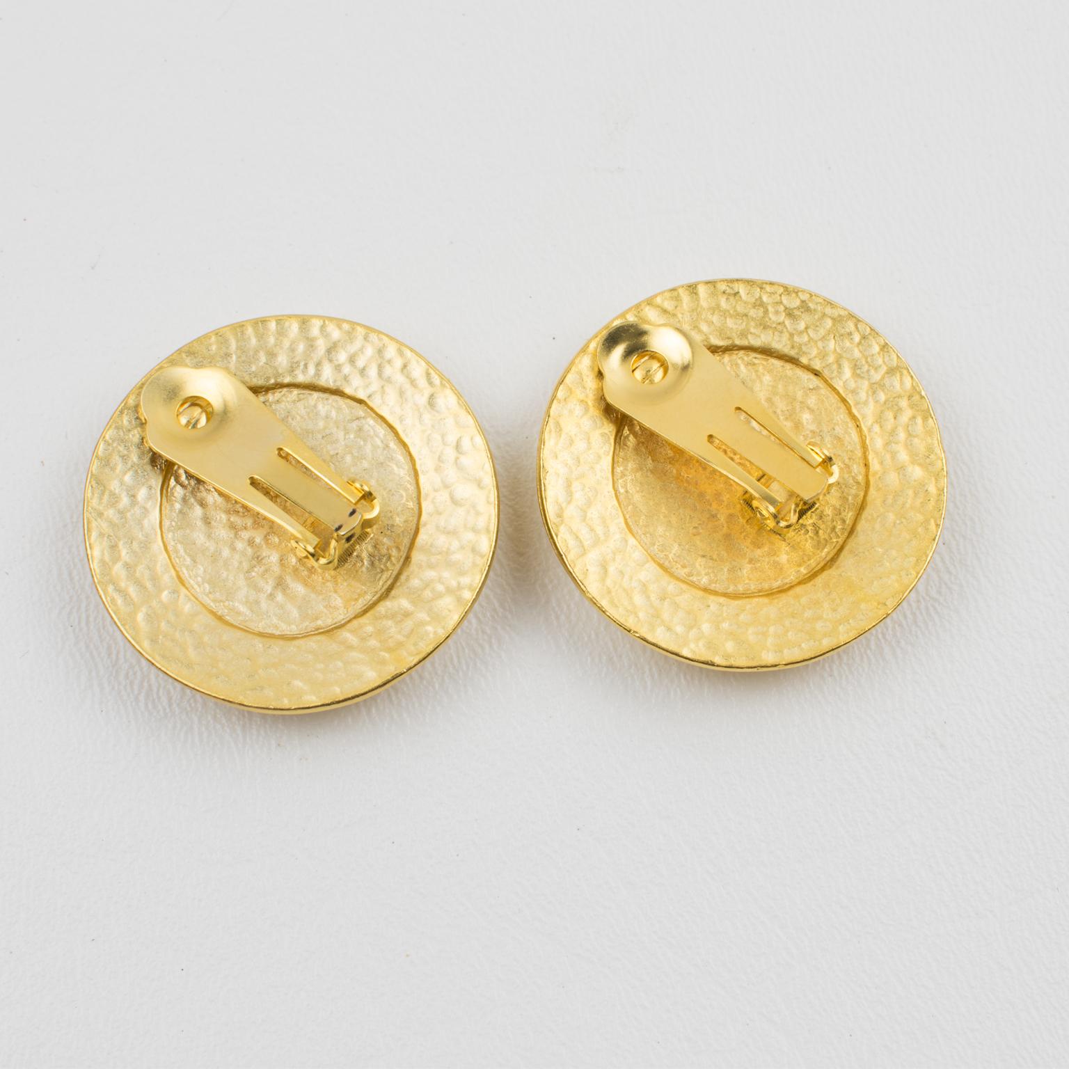 Karl Lagerfeld Vergoldete Metall-Ohrclips mit schwarzem Intaglio für Damen oder Herren im Angebot