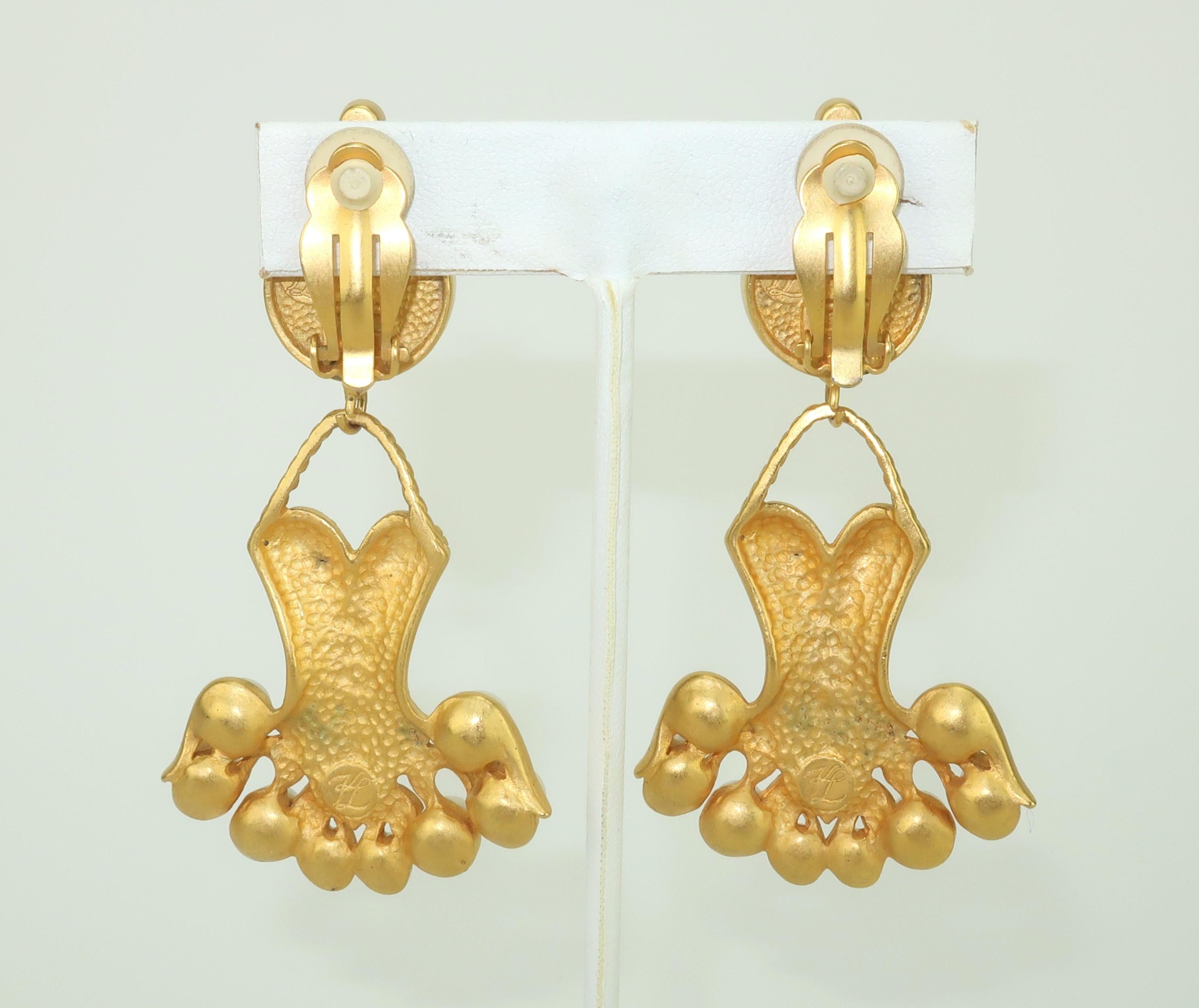 Neobarocco Orecchini a forma di ballerina placcati in oro di Karl Lagerfeld, anni '80 in vendita