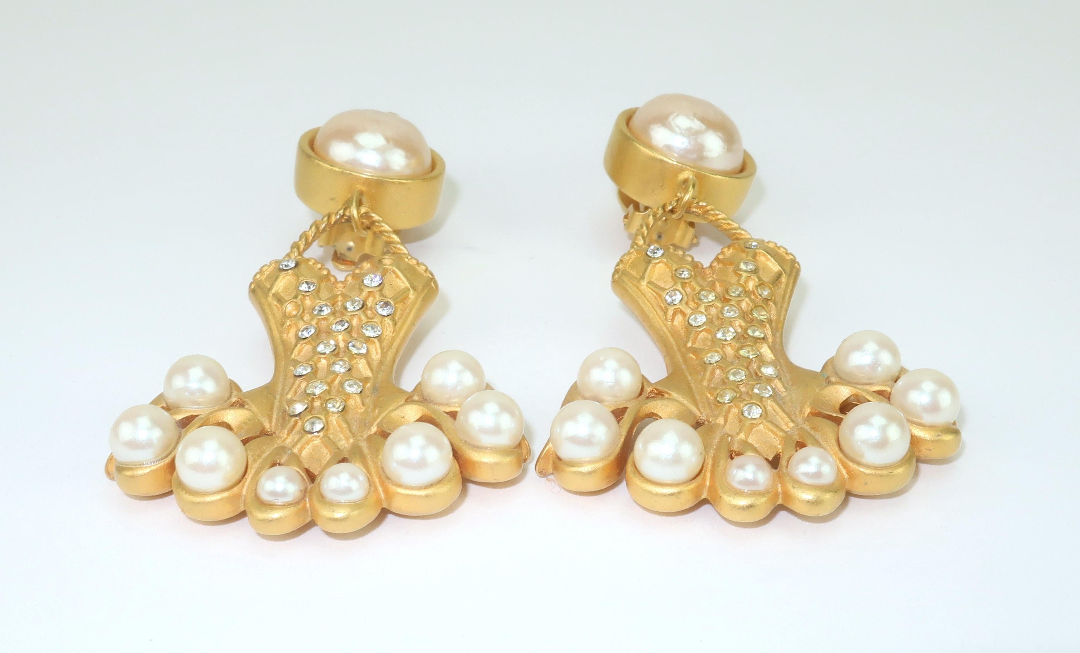 Donna Orecchini a forma di ballerina placcati in oro di Karl Lagerfeld, anni '80 in vendita