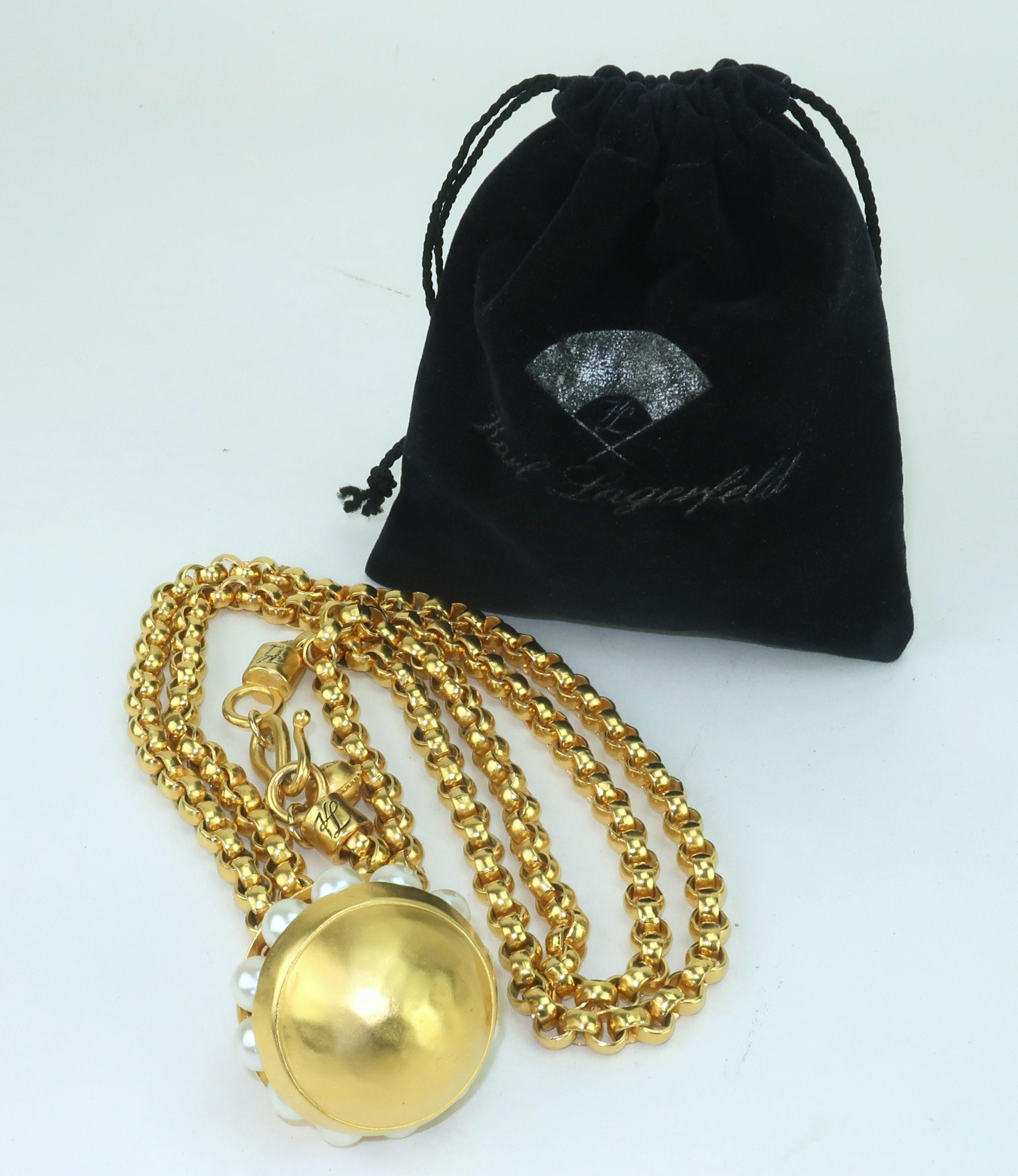 KARL LAGERFELD Collana a catena con orbita placcata in oro e perle, anni '80 in vendita 7