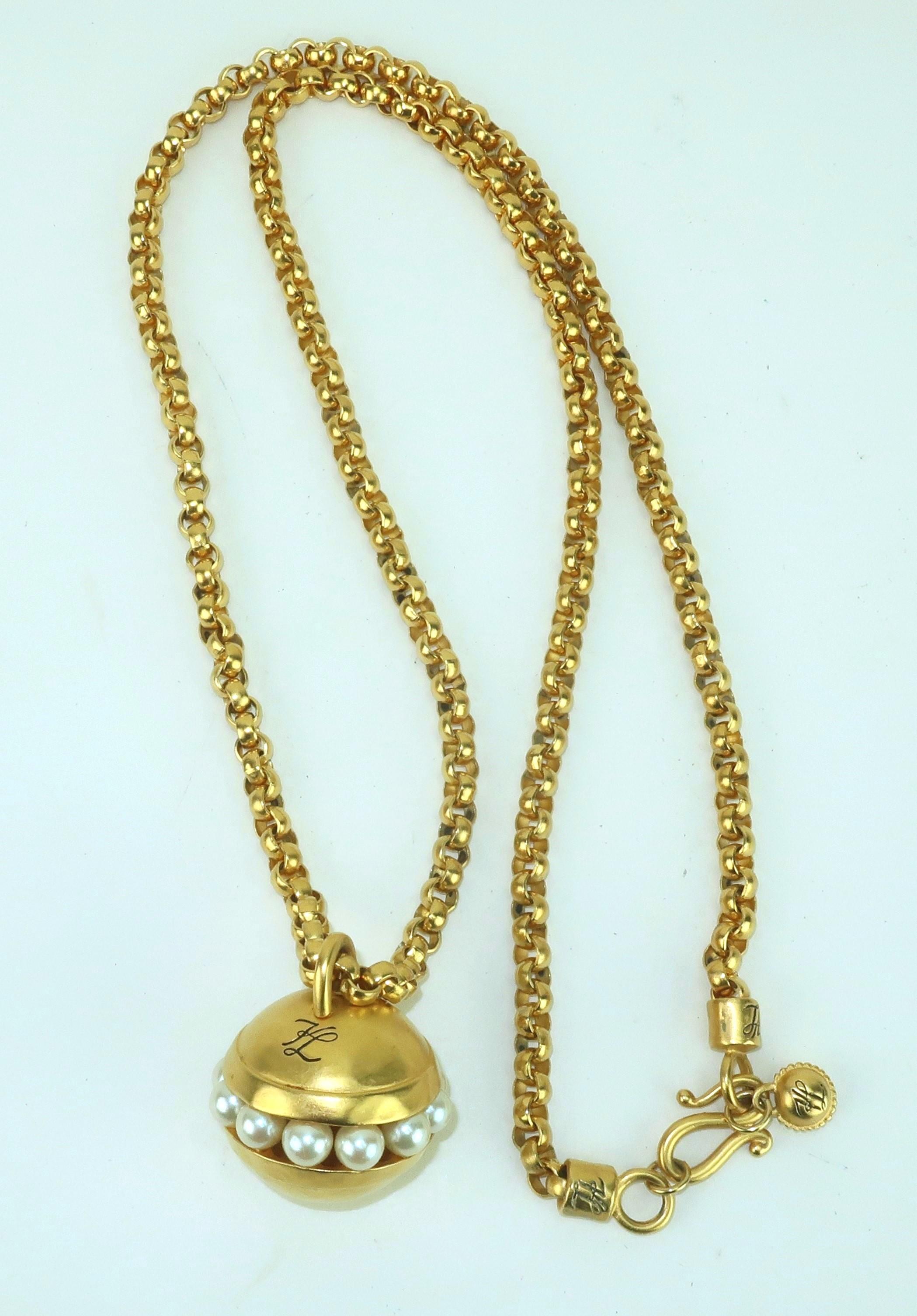 Neobarocco KARL LAGERFELD Collana a catena con orbita placcata in oro e perle, anni '80 in vendita