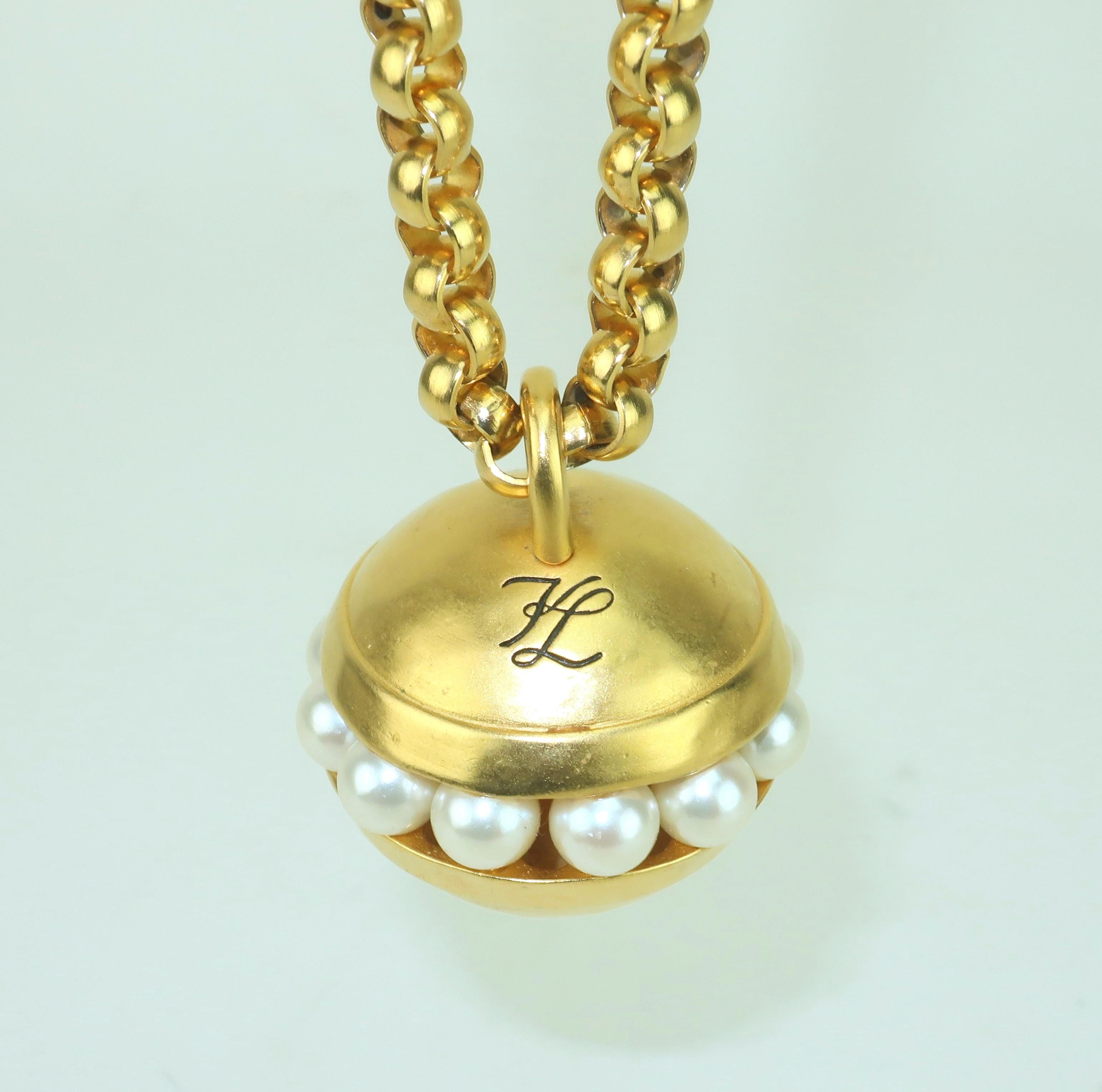 KARL LAGERFELD Collana a catena con orbita placcata in oro e perle, anni '80 In condizioni buone in vendita a Atlanta, GA
