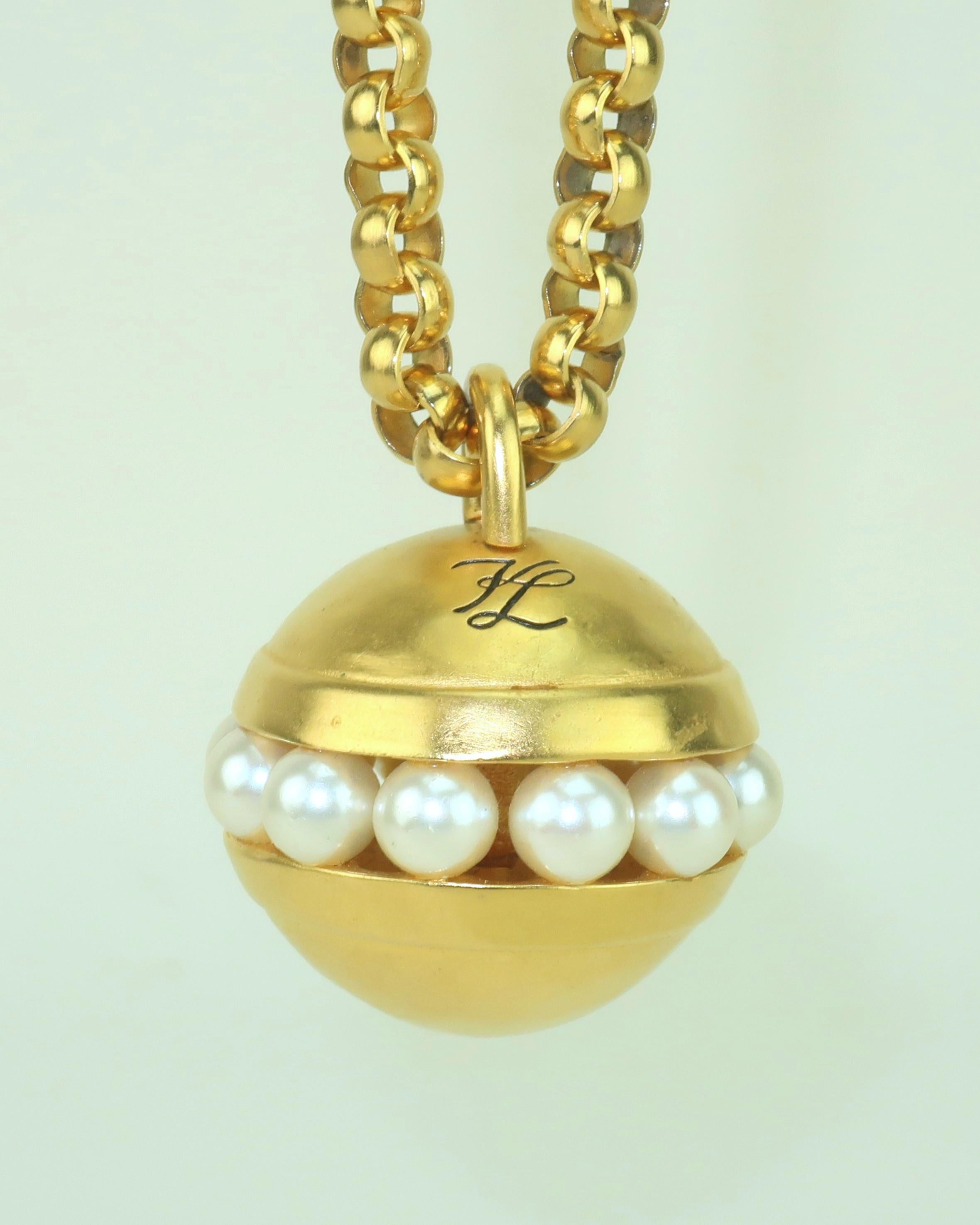 Donna KARL LAGERFELD Collana a catena con orbita placcata in oro e perle, anni '80 in vendita